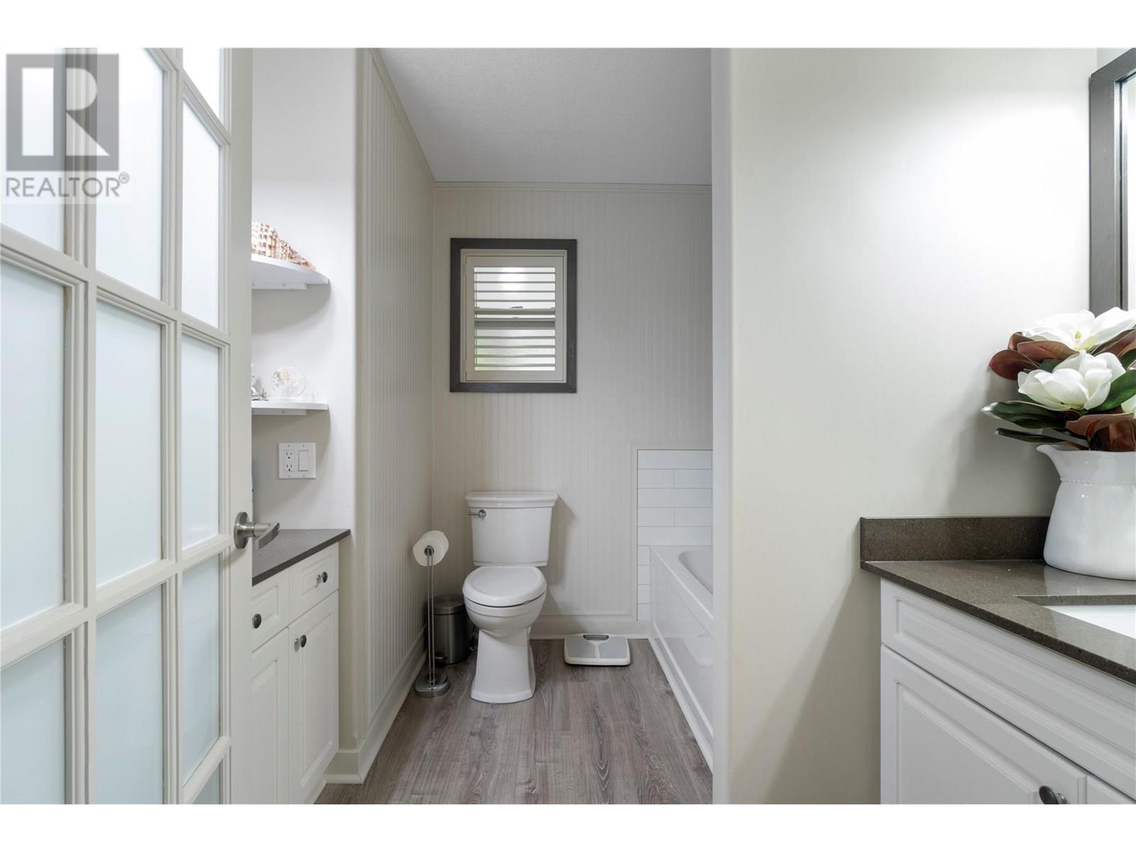1047 Wharf Road, Scotch Creek, BC - Indoor Photo Showing Bathroom
