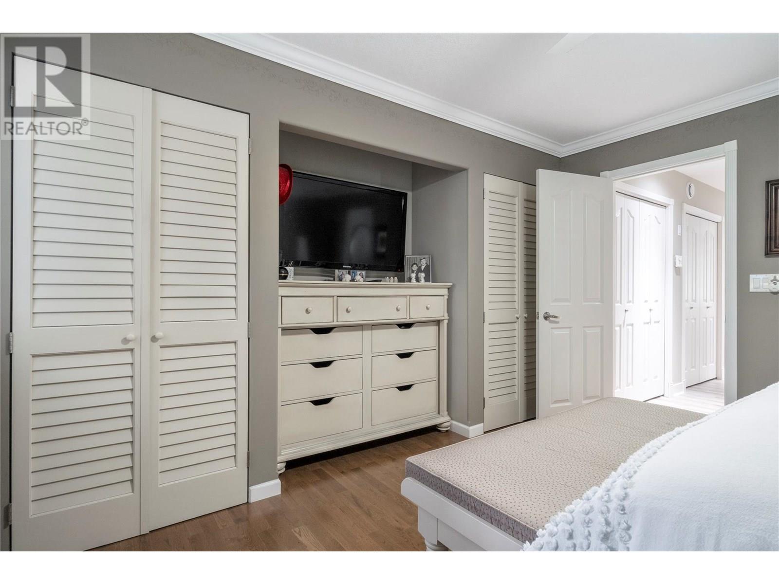 1047 Wharf Road, Scotch Creek, BC - Indoor Photo Showing Bedroom