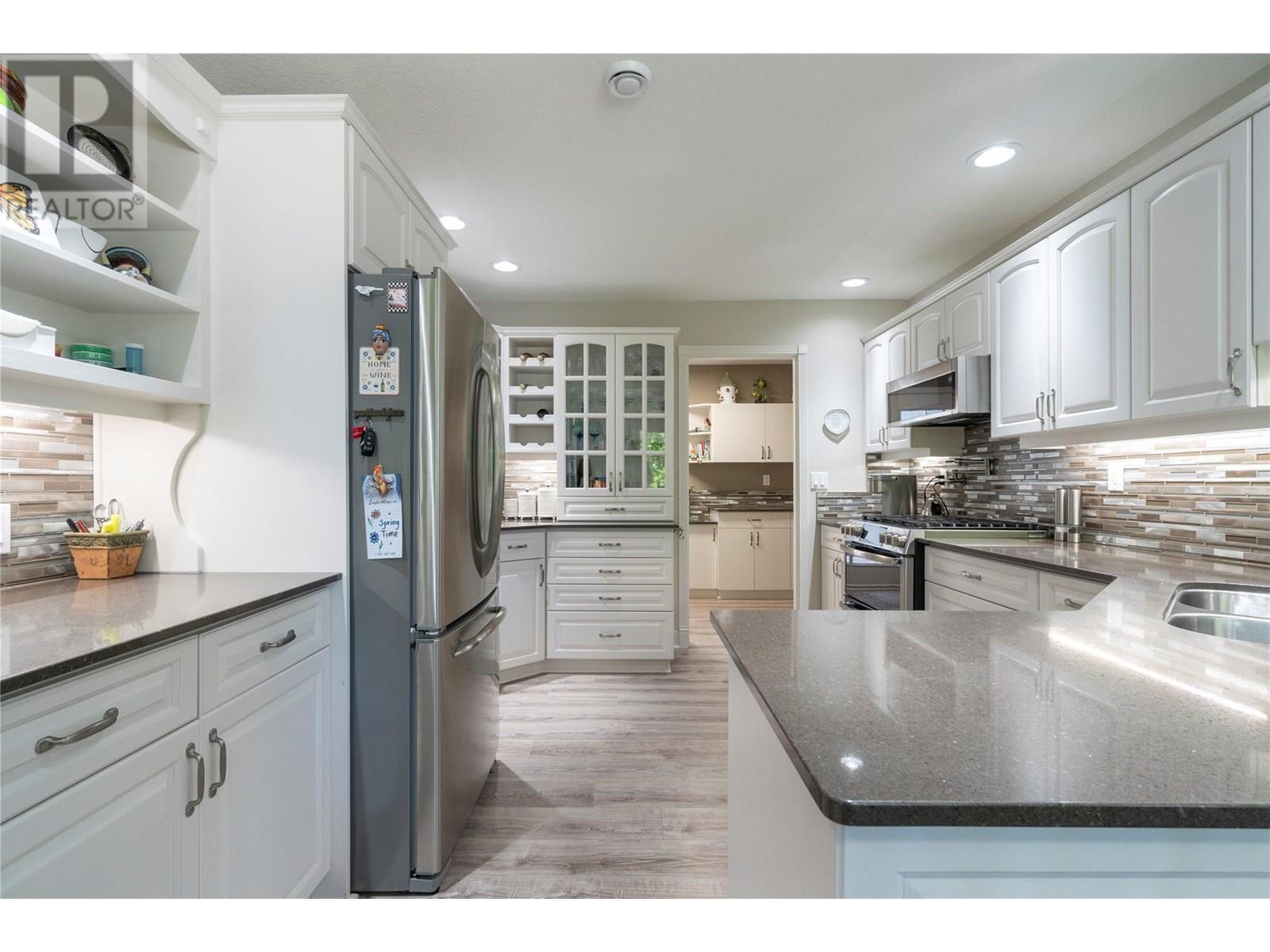 1047 Wharf Road, Scotch Creek, BC - Indoor Photo Showing Kitchen With Stainless Steel Kitchen With Upgraded Kitchen