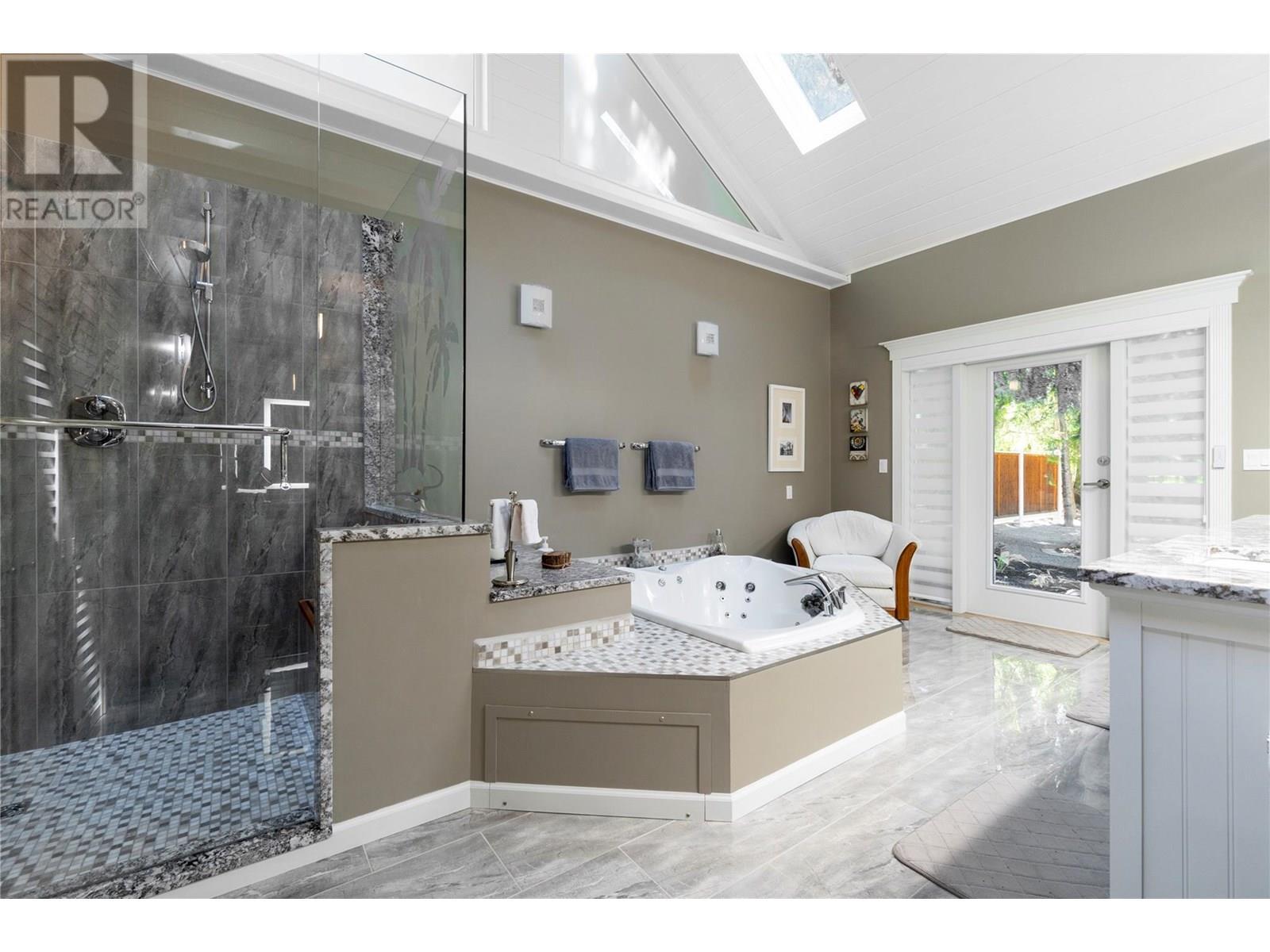 1047 Wharf Road, Scotch Creek, BC - Indoor