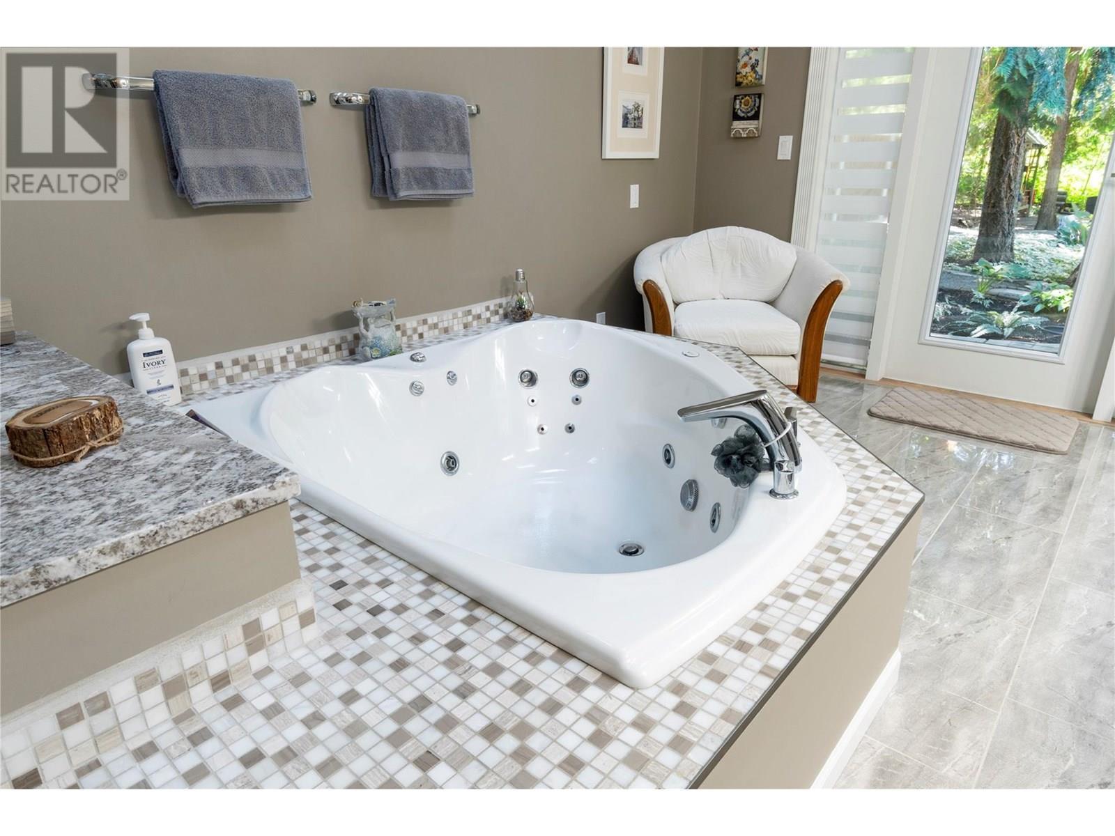 1047 Wharf Road, Scotch Creek, BC - Indoor Photo Showing Bathroom