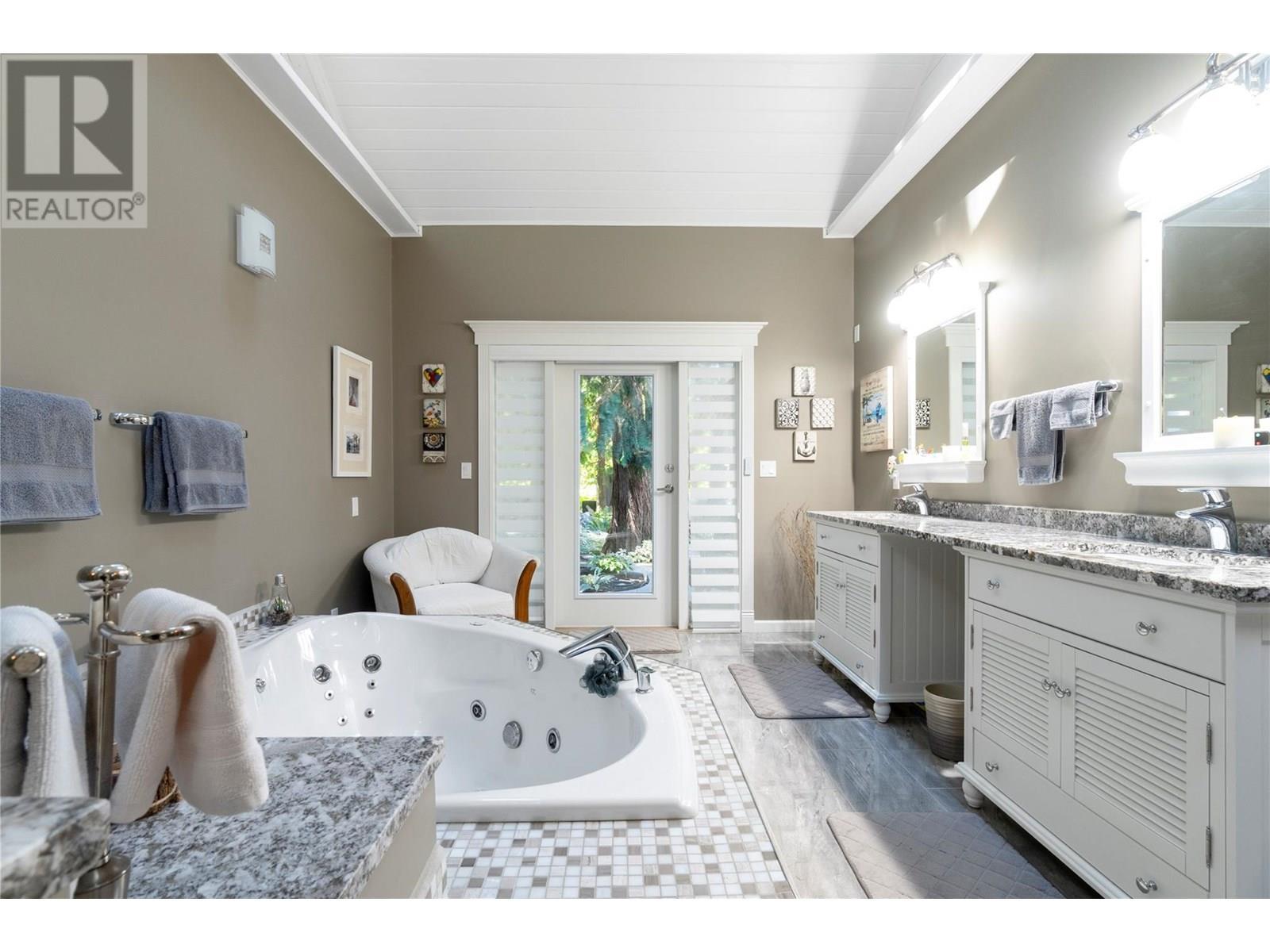 1047 Wharf Road, Scotch Creek, BC - Indoor Photo Showing Bathroom