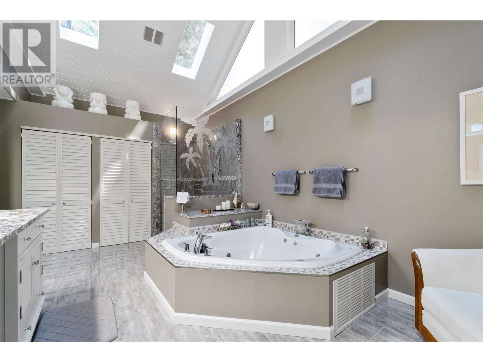 1047 Wharf Road, Scotch Creek, BC - Indoor Photo Showing Bathroom