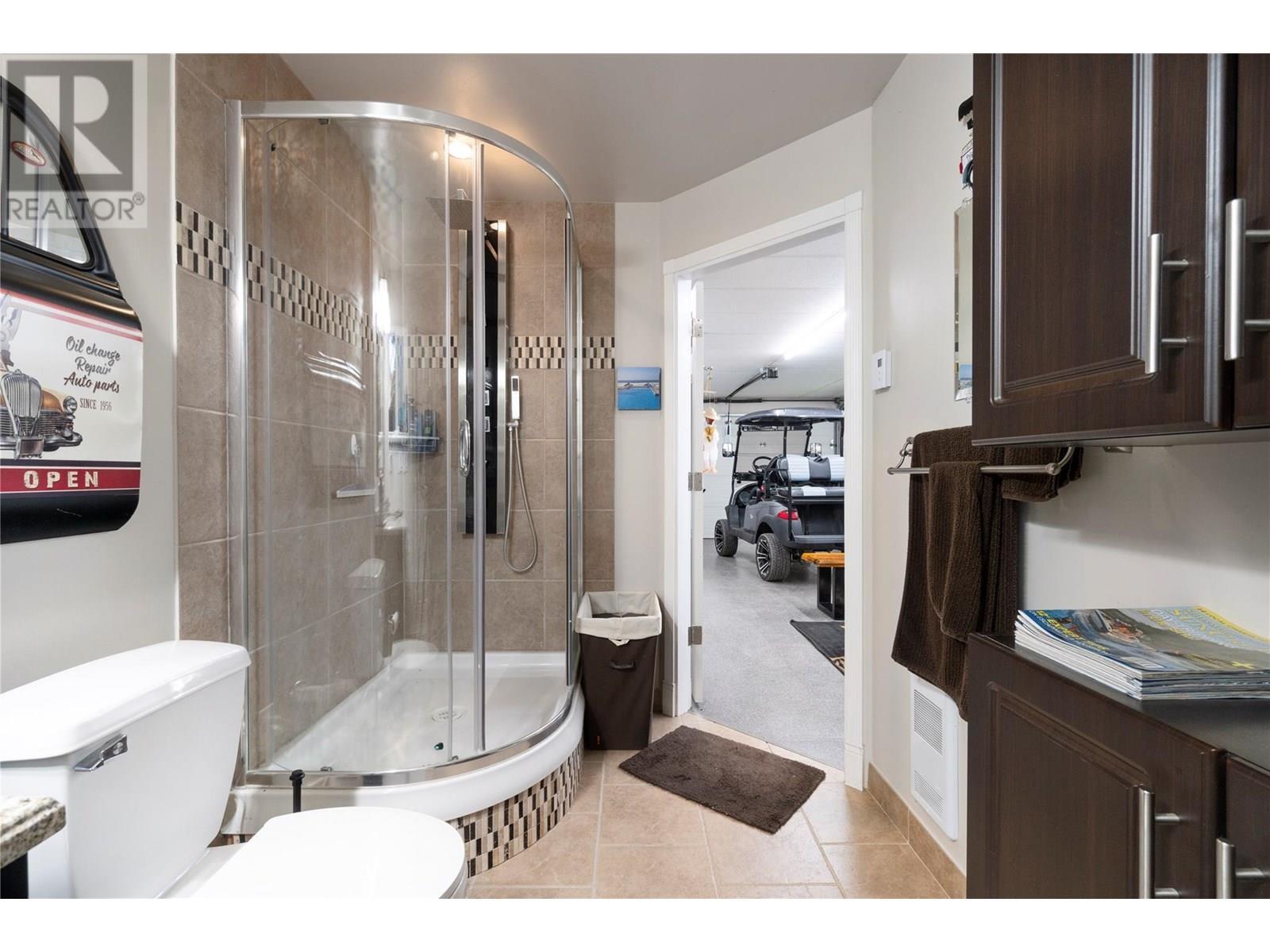 3 piece bath in garage - 1047 Wharf Road, Scotch Creek, BC - Indoor Photo Showing Bathroom