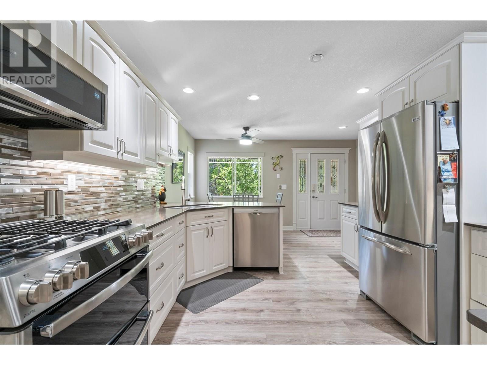 1047 Wharf Road, Scotch Creek, BC - Indoor Photo Showing Kitchen With Stainless Steel Kitchen With Upgraded Kitchen