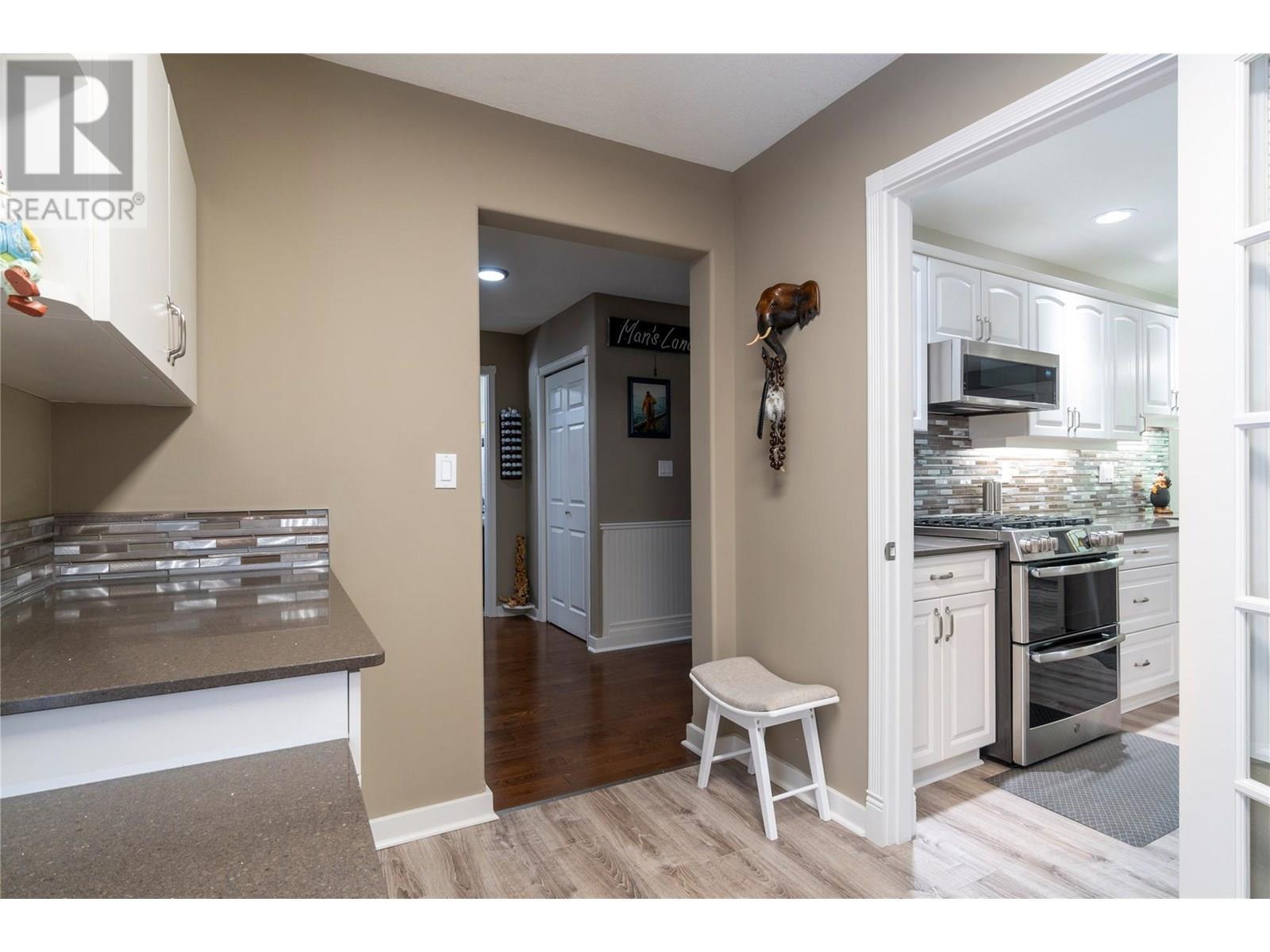 1047 Wharf Road, Scotch Creek, BC - Indoor Photo Showing Kitchen