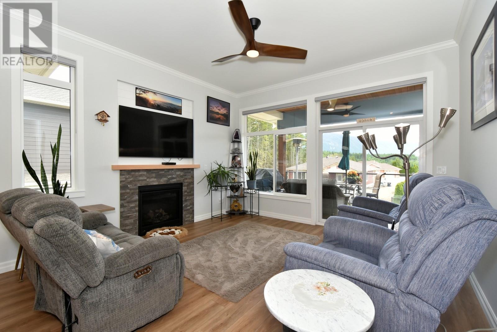 2715 Golf Course Drive Unit# 6, Blind Bay, BC - Indoor Photo Showing Living Room With Fireplace
