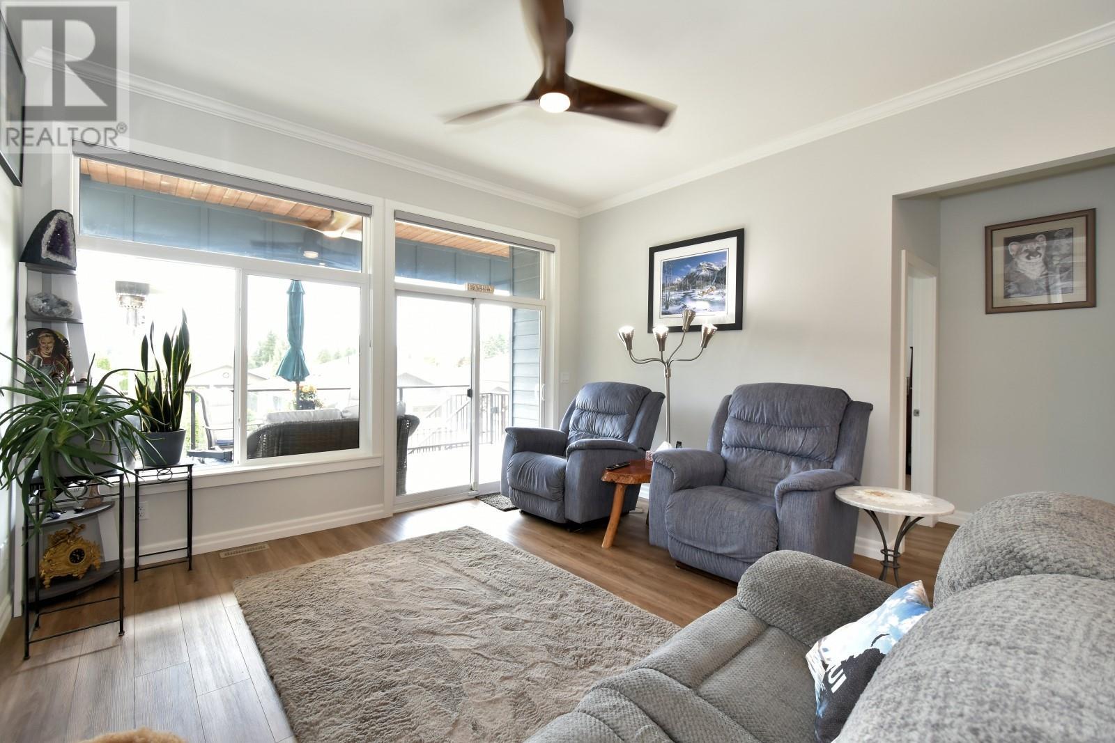 2715 Golf Course Drive Unit# 6, Blind Bay, BC - Indoor Photo Showing Living Room