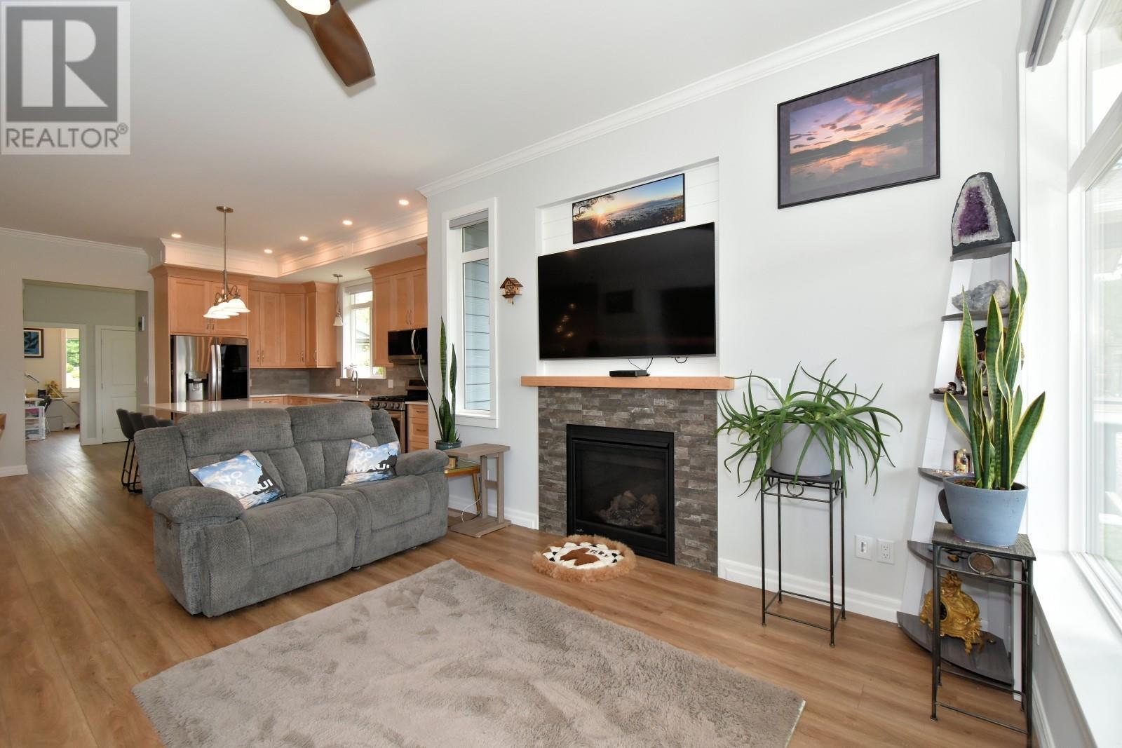 2715 Golf Course Drive Unit# 6, Blind Bay, BC - Indoor Photo Showing Living Room With Fireplace