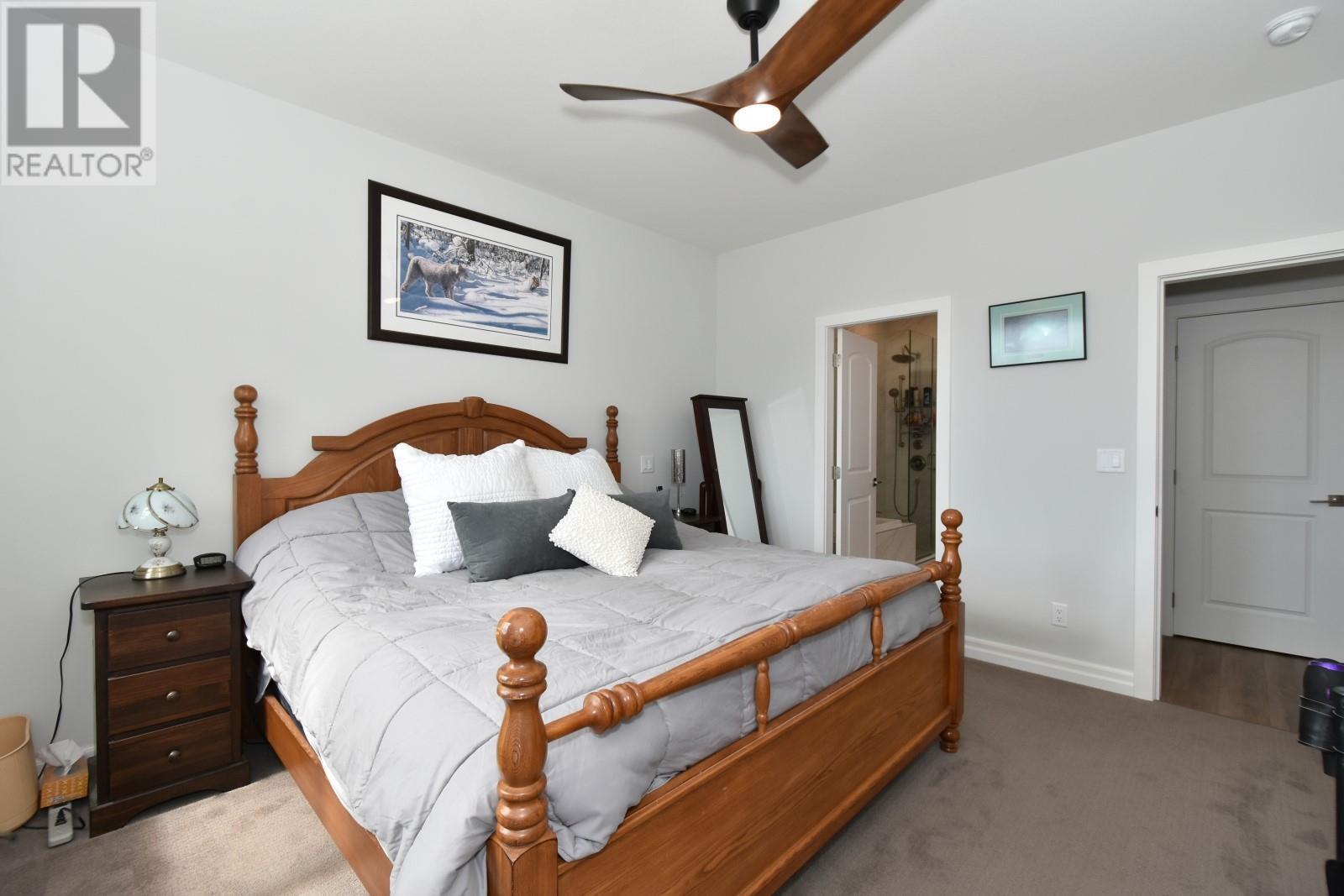 2715 Golf Course Drive Unit# 6, Blind Bay, BC - Indoor Photo Showing Bedroom