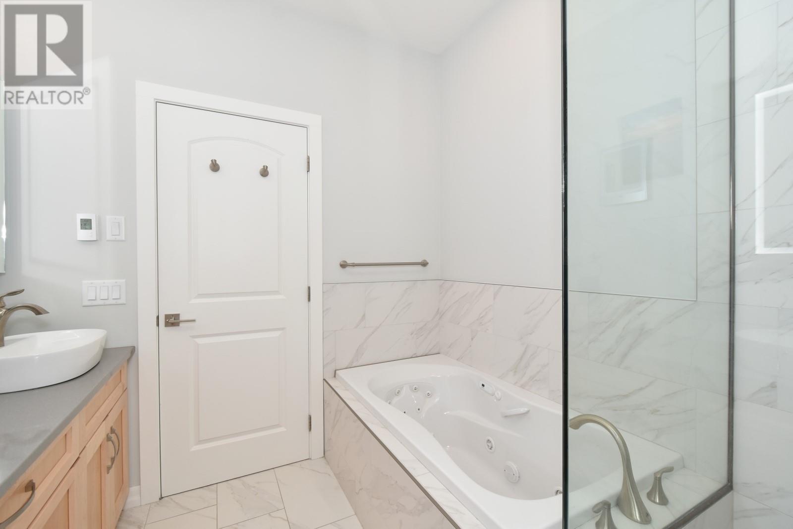 2715 Golf Course Drive Unit# 6, Blind Bay, BC - Indoor Photo Showing Bathroom