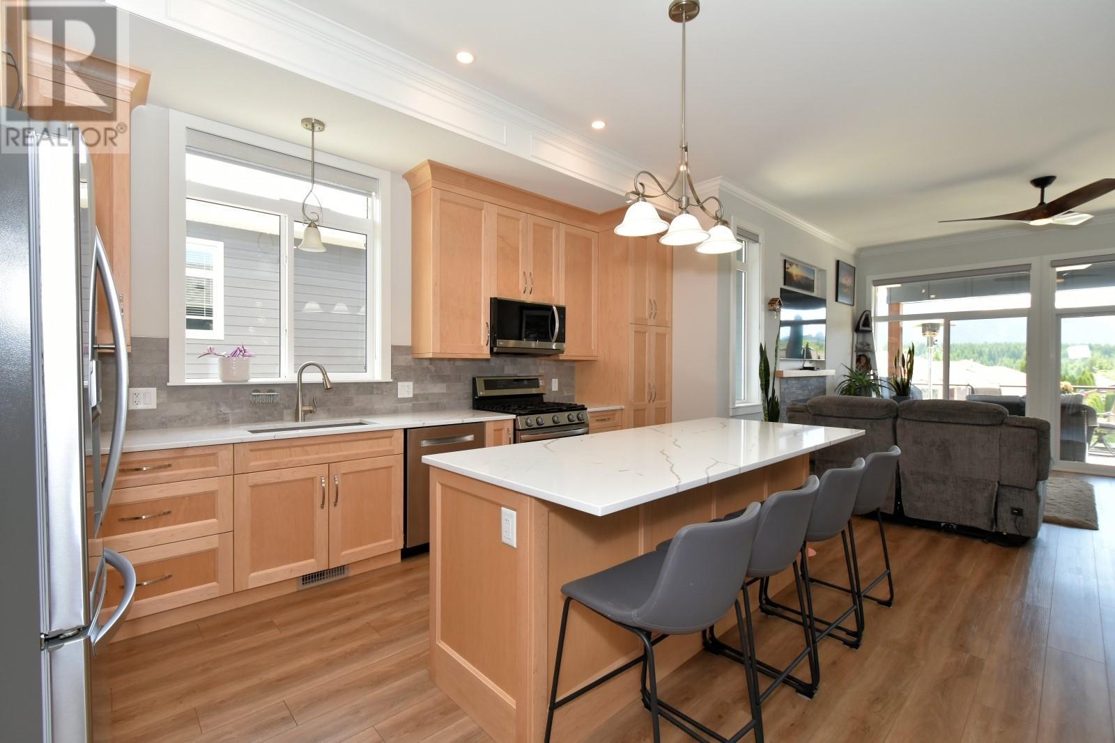2715 Golf Course Drive Unit# 6, Blind Bay, BC - Indoor Photo Showing Kitchen With Upgraded Kitchen