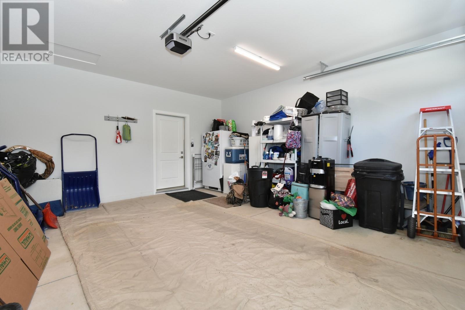 2715 Golf Course Drive Unit# 6, Blind Bay, BC - Indoor Photo Showing Garage