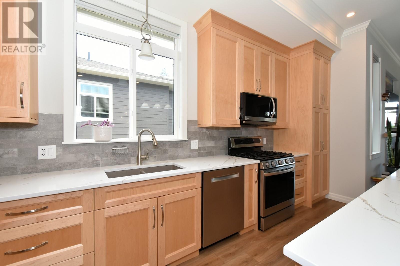 2715 Golf Course Drive Unit# 6, Blind Bay, BC - Indoor Photo Showing Kitchen With Double Sink