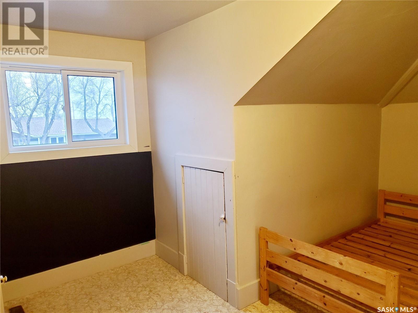 228 4Th Street E, Ponteix, SK - Indoor