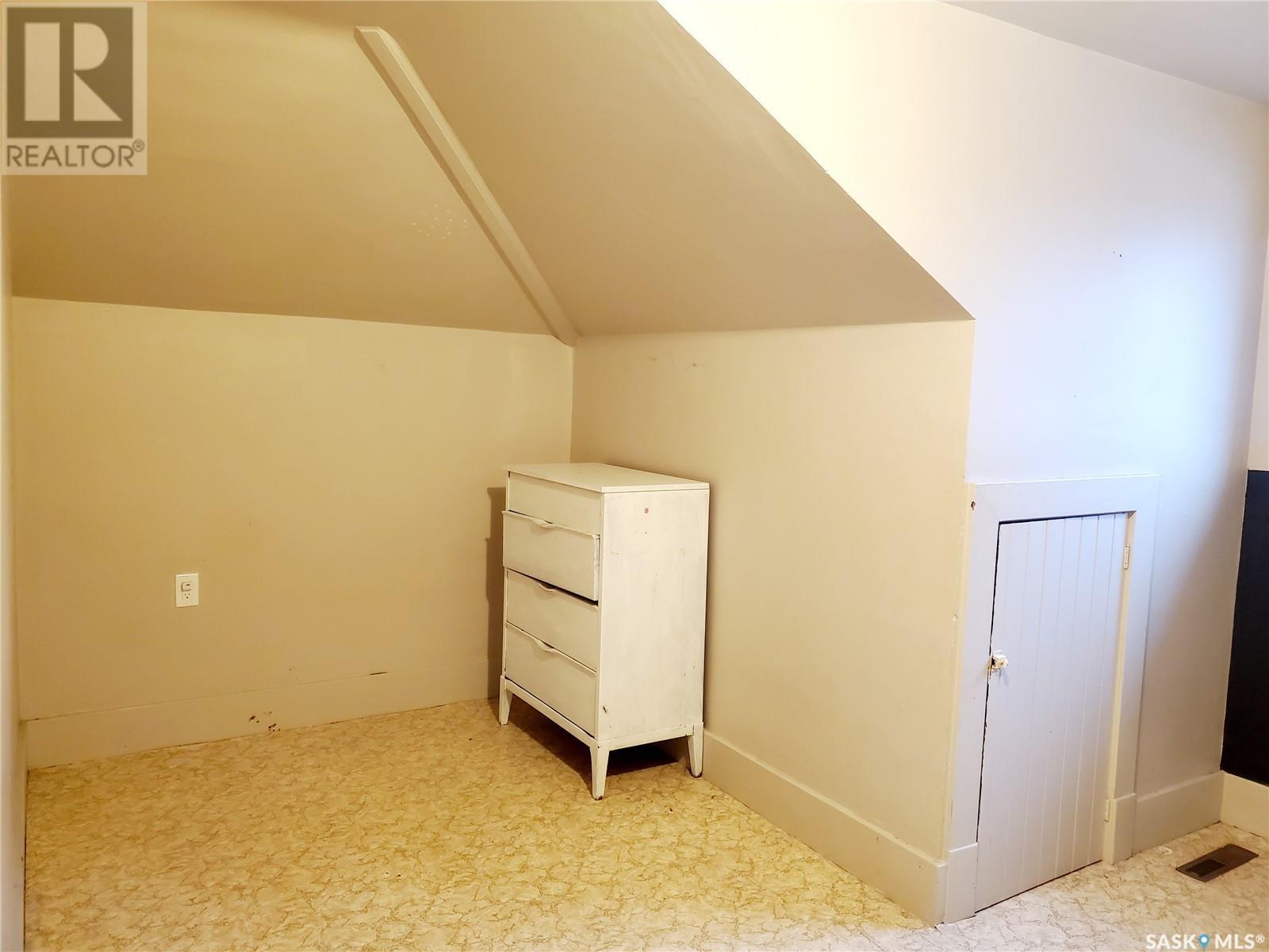 228 4Th Street E, Ponteix, SK - Indoor