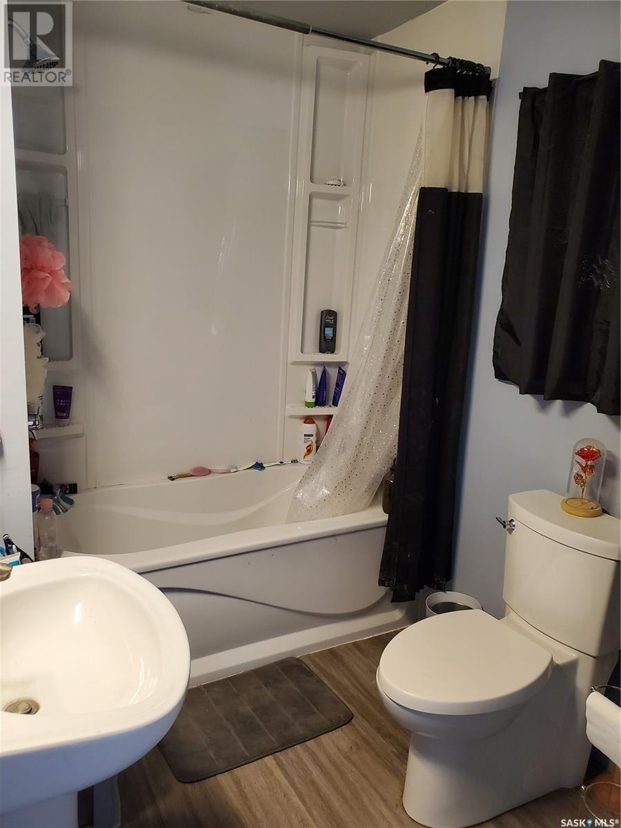 228 4Th Street E, Ponteix, SK - Indoor Photo Showing Bathroom