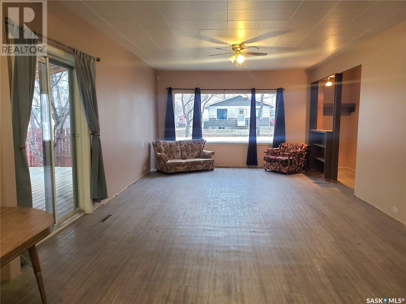 228 4Th Street E, Ponteix, SK - Indoor