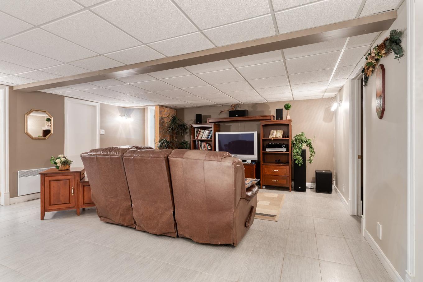 Family room - 471 Ch. Des Pins, Saint-Zénon, QC - Indoor