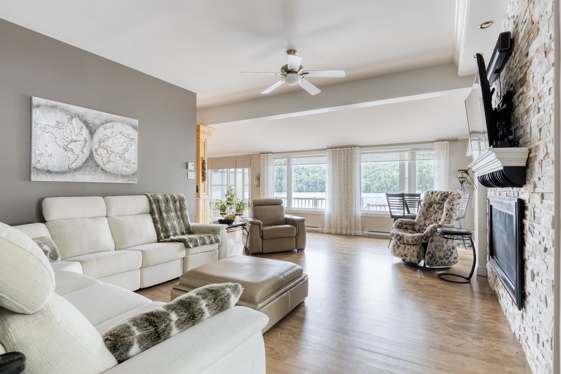 Salon - 471 Ch. Des Pins, Saint-Zénon, QC - Indoor Photo Showing Living Room With Fireplace