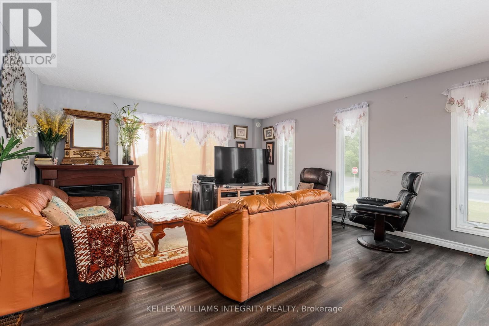 5070 Du Parc, The Nation, ON - Indoor Photo Showing Living Room