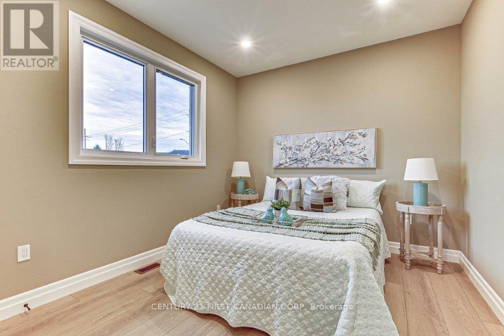 163 Elgin Avenue E, Goderich (Goderich (Town)), ON - Indoor Photo Showing Bedroom