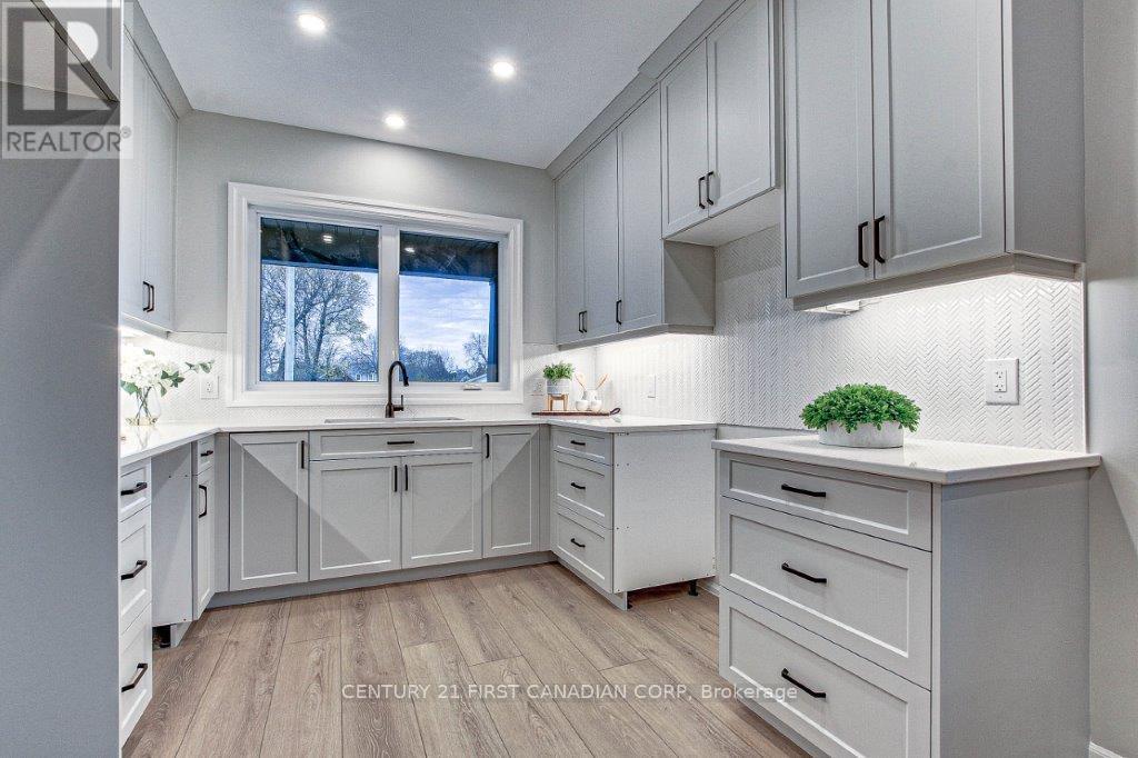 163 Elgin Avenue E, Goderich (Goderich (Town)), ON - Indoor Photo Showing Kitchen With Upgraded Kitchen