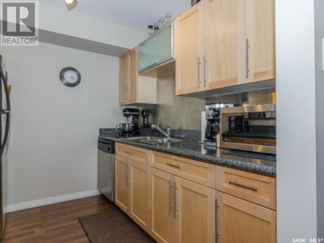 10 103 Powe Street, Saskatoon, SK - Indoor Photo Showing Kitchen With Double Sink