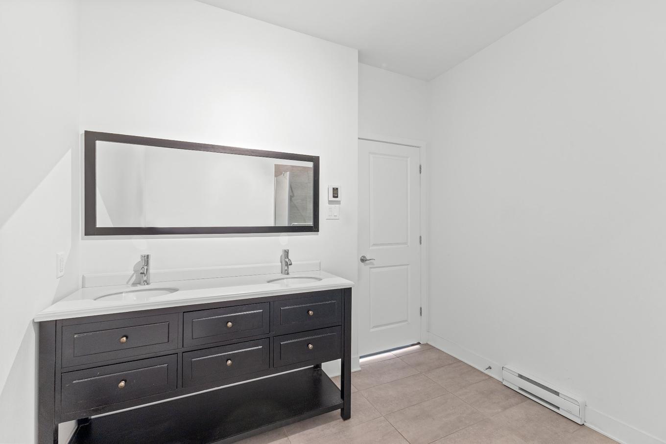 Bathroom - 601-1 Rue Édouard-Lalonde, Vaudreuil-Dorion, QC - Indoor Photo Showing Other Room