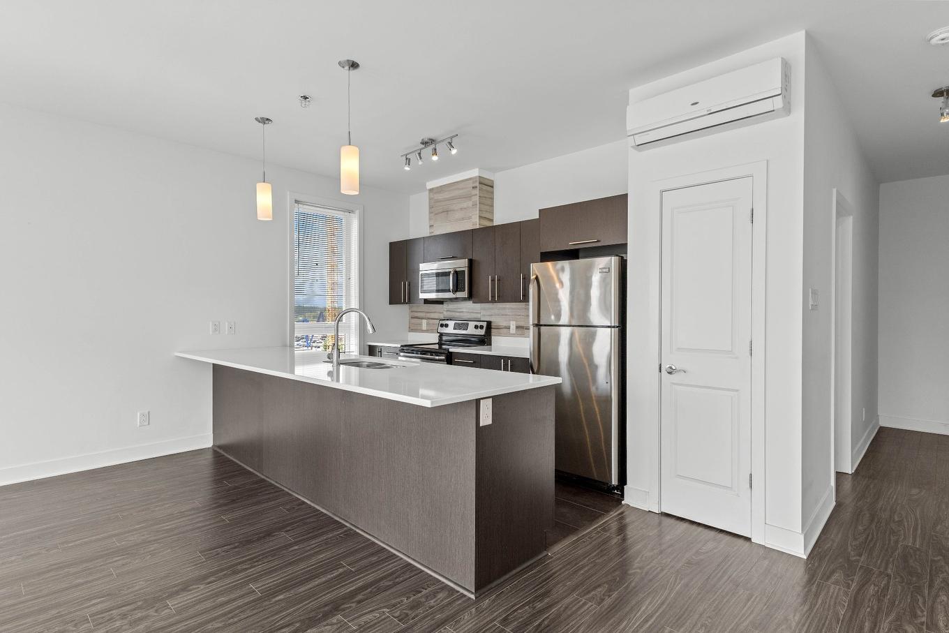 Kitchen - 601-1 Rue Édouard-Lalonde, Vaudreuil-Dorion, QC - Indoor Photo Showing Kitchen With Double Sink With Upgraded Kitchen