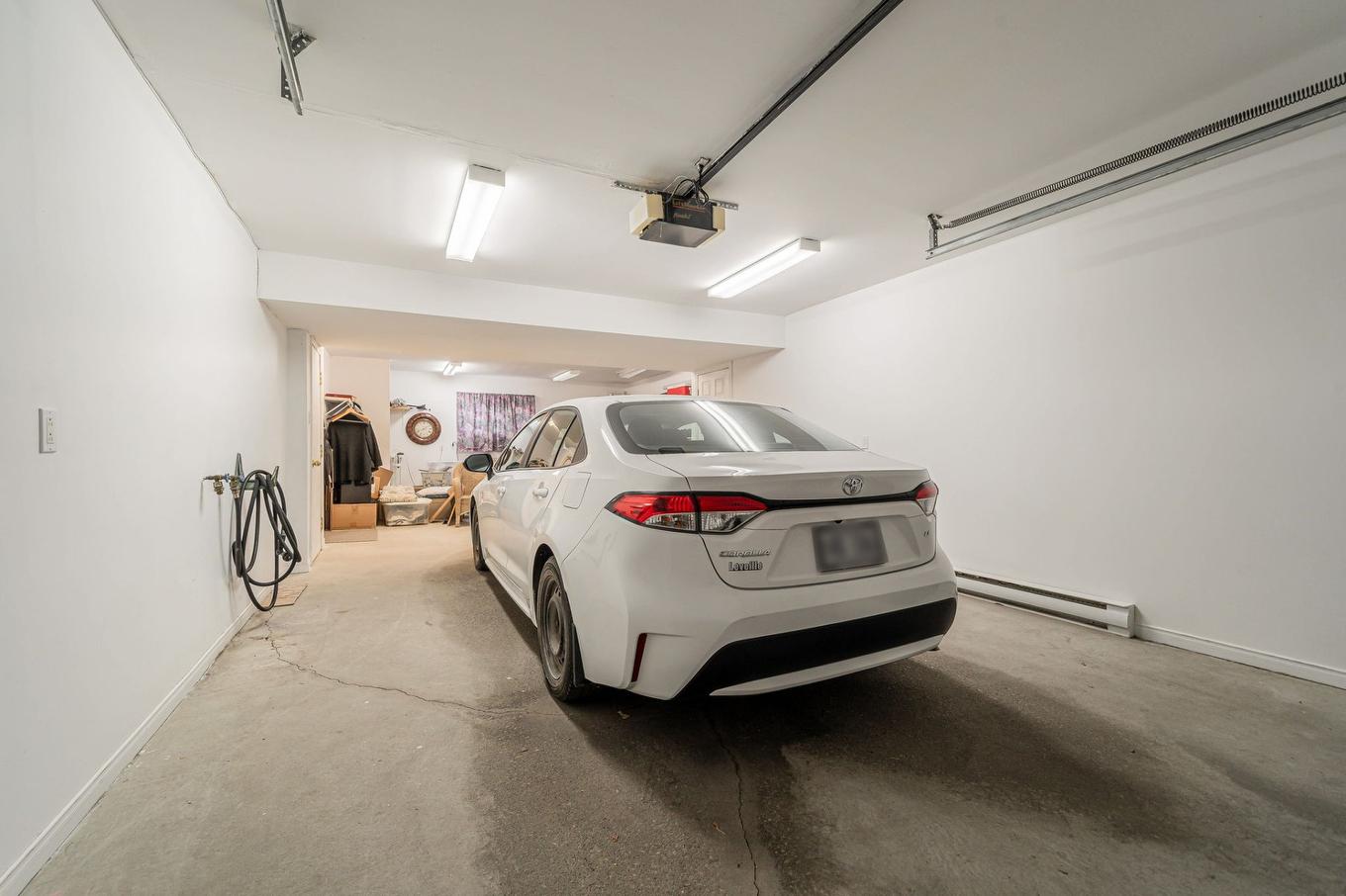 Garage - 371 Rue De L'Harmonie, Laval (Duvernay), QC - Indoor Photo Showing Garage