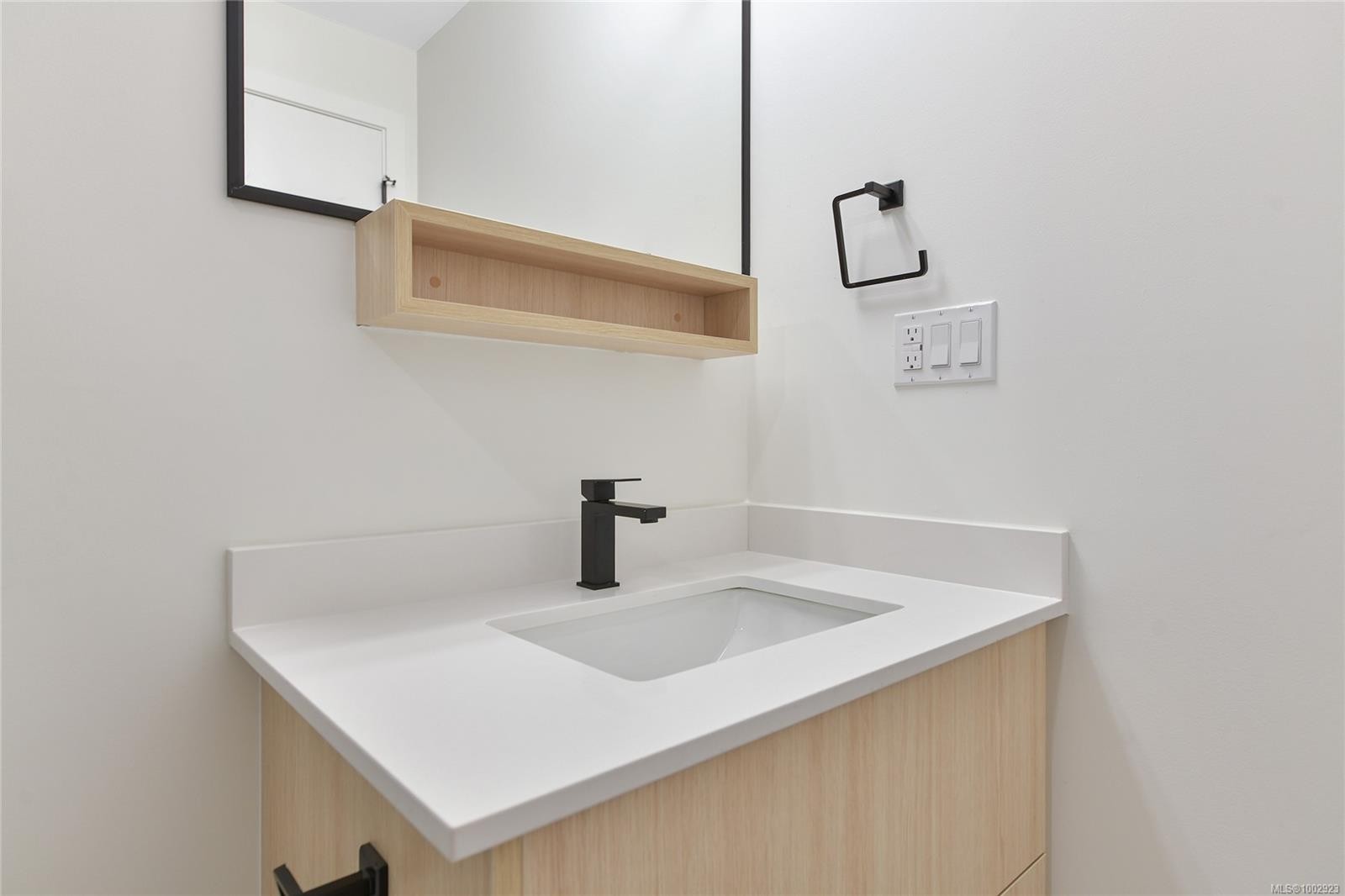 409-2629 Millstream Rd, Langford, BC - Indoor Photo Showing Bathroom