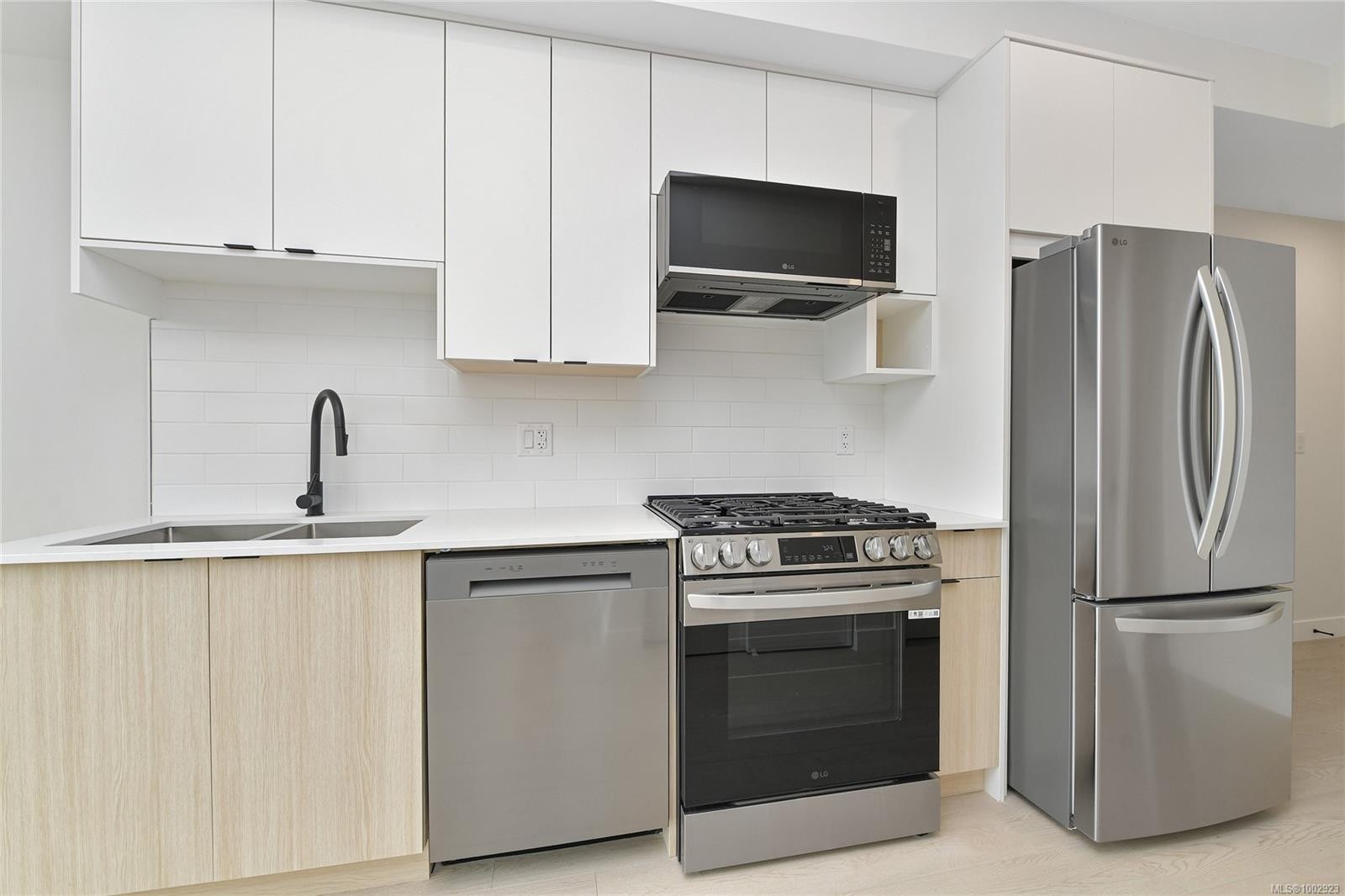 409-2629 Millstream Rd, Langford, BC - Indoor Photo Showing Kitchen With Double Sink With Upgraded Kitchen