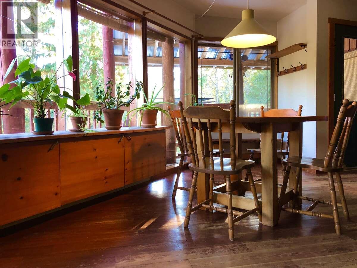 6119 Slocan River Road, Appledale, BC - Indoor Photo Showing Dining Room