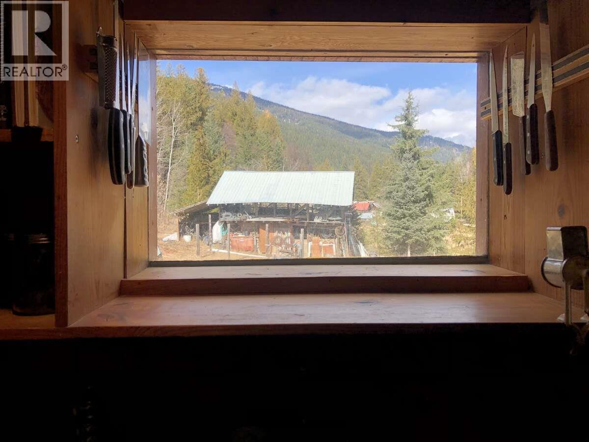 6119 Slocan River Road, Appledale, BC - Indoor