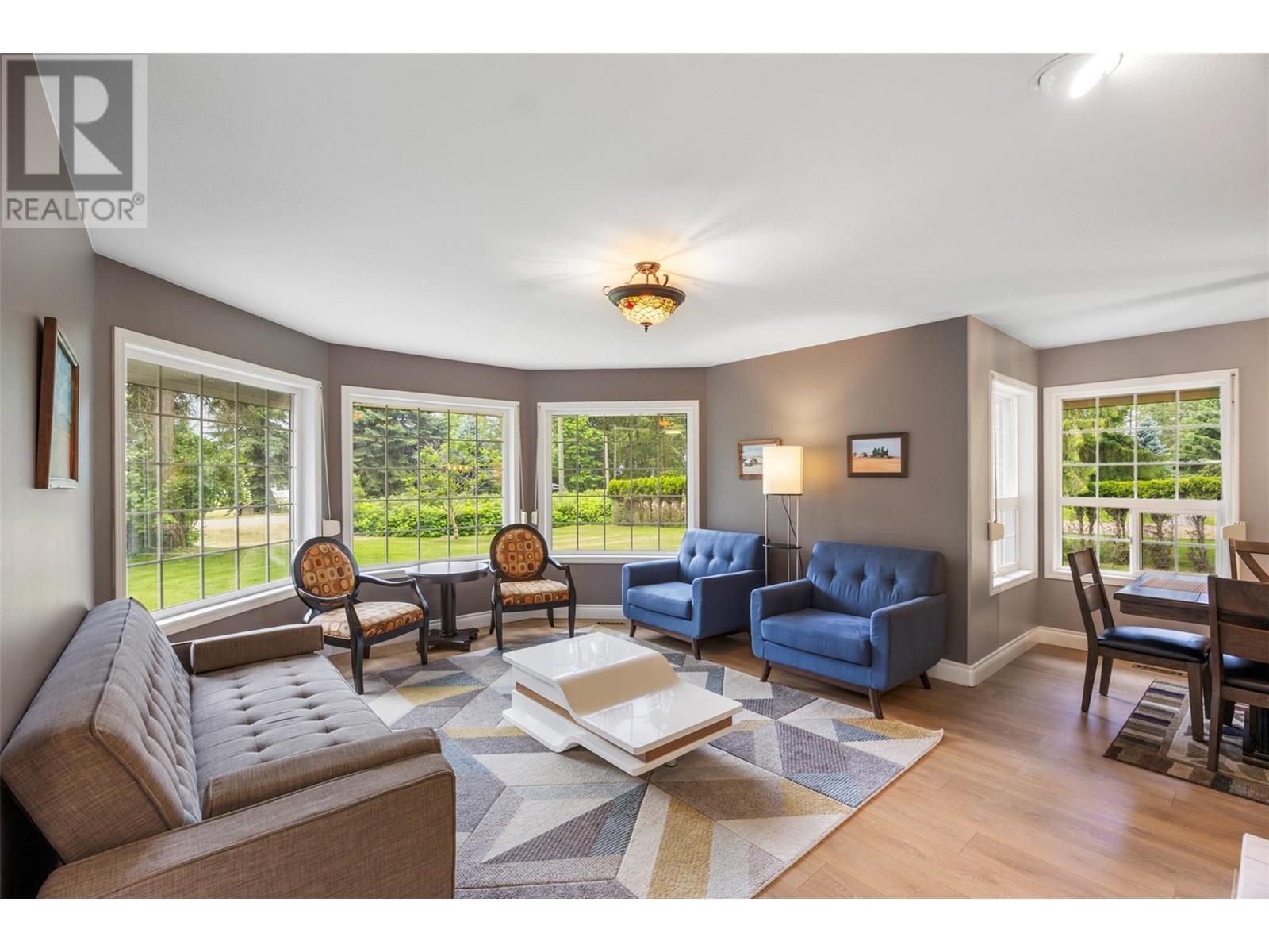 3789 Zinck Road, Scotch Creek, BC - Indoor Photo Showing Living Room
