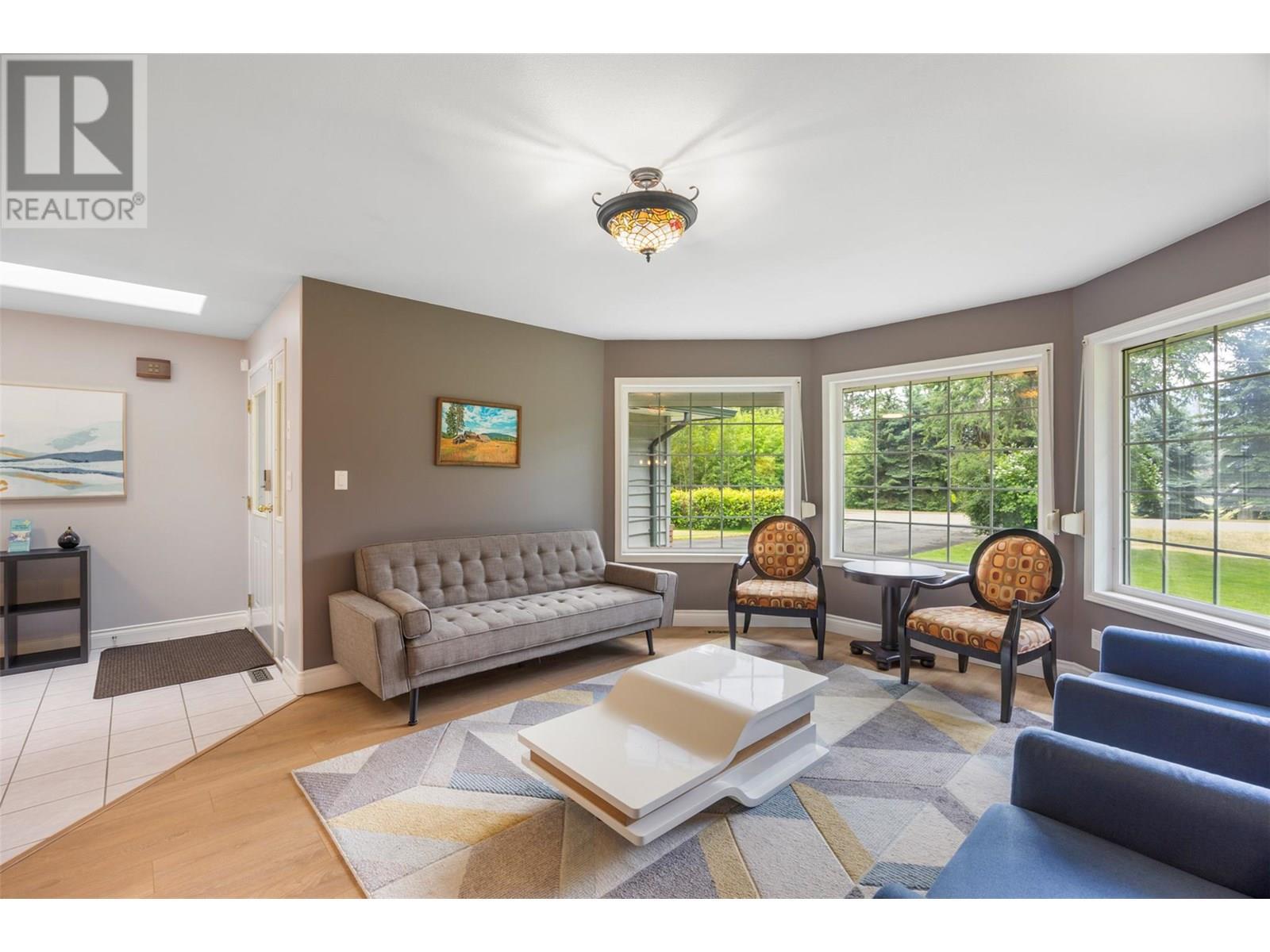 3789 Zinck Road, Scotch Creek, BC - Indoor Photo Showing Living Room