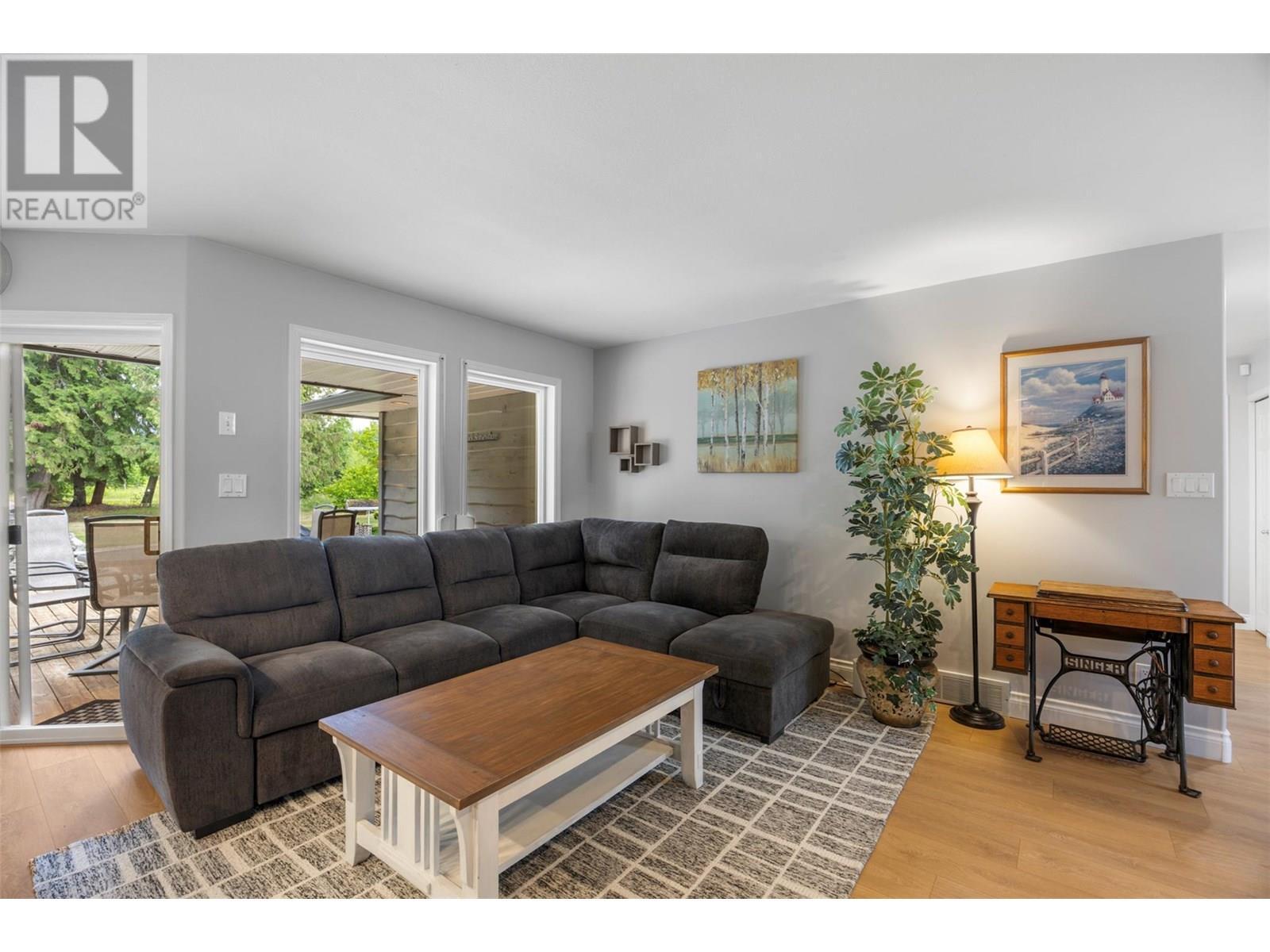 3789 Zinck Road, Scotch Creek, BC - Indoor Photo Showing Living Room