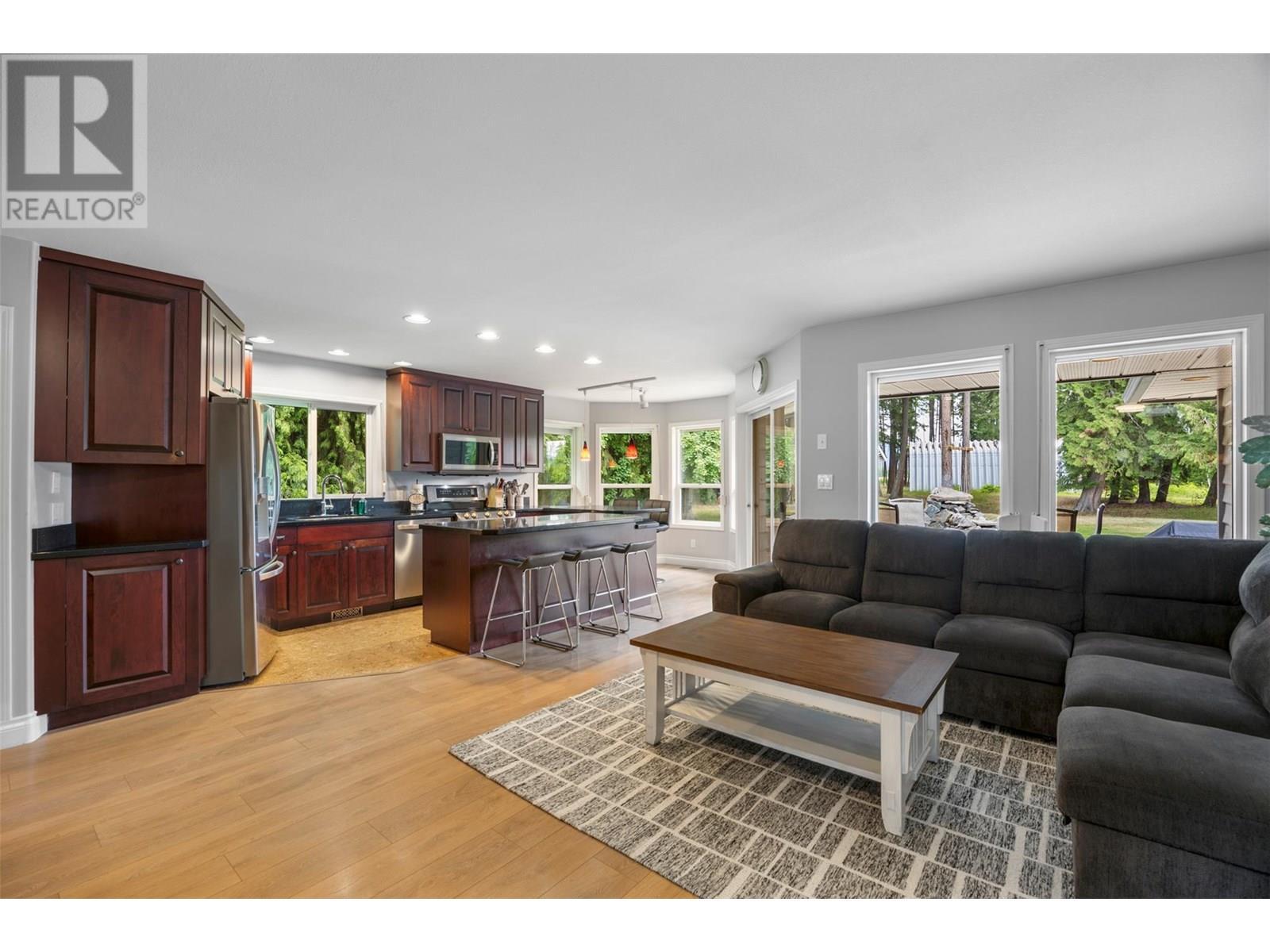 3789 Zinck Road, Scotch Creek, BC - Indoor Photo Showing Living Room