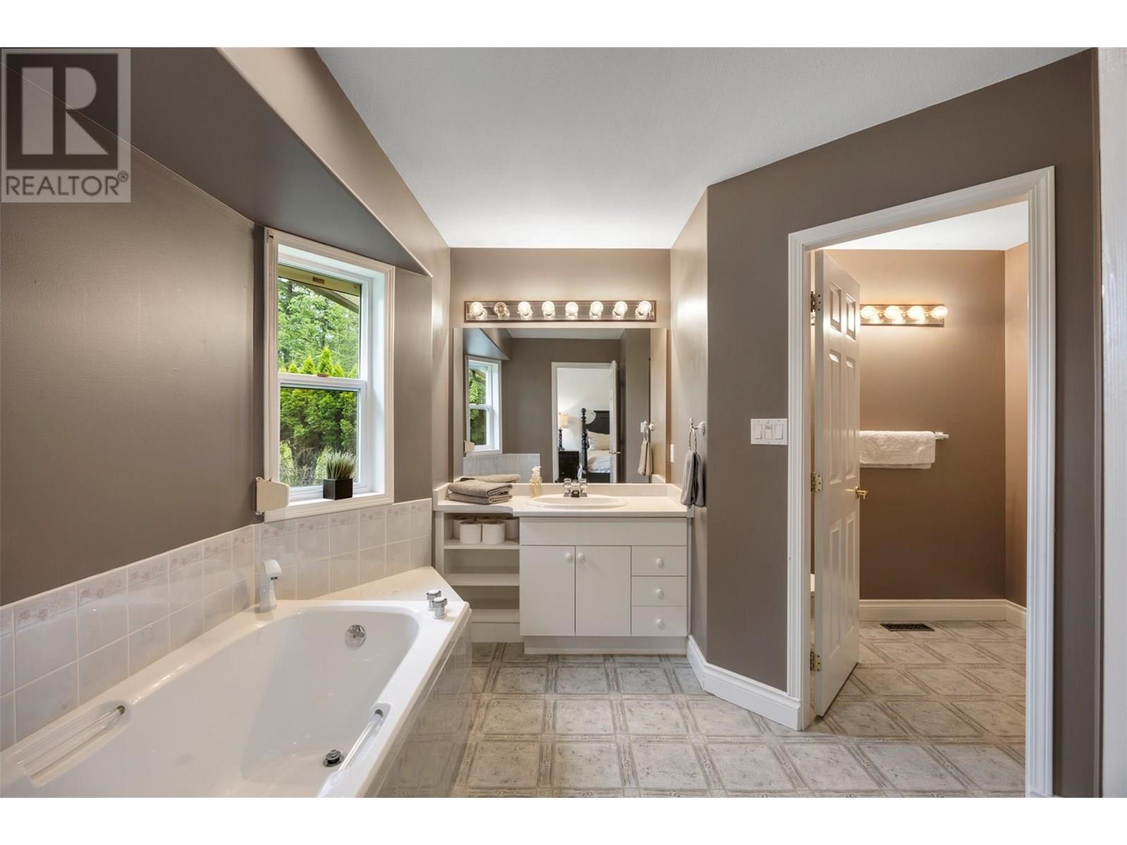 3789 Zinck Road, Scotch Creek, BC - Indoor Photo Showing Bathroom
