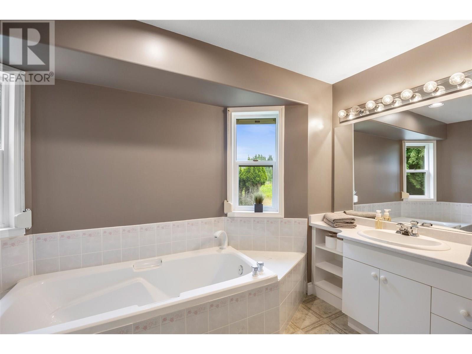 3789 Zinck Road, Scotch Creek, BC - Indoor Photo Showing Bathroom
