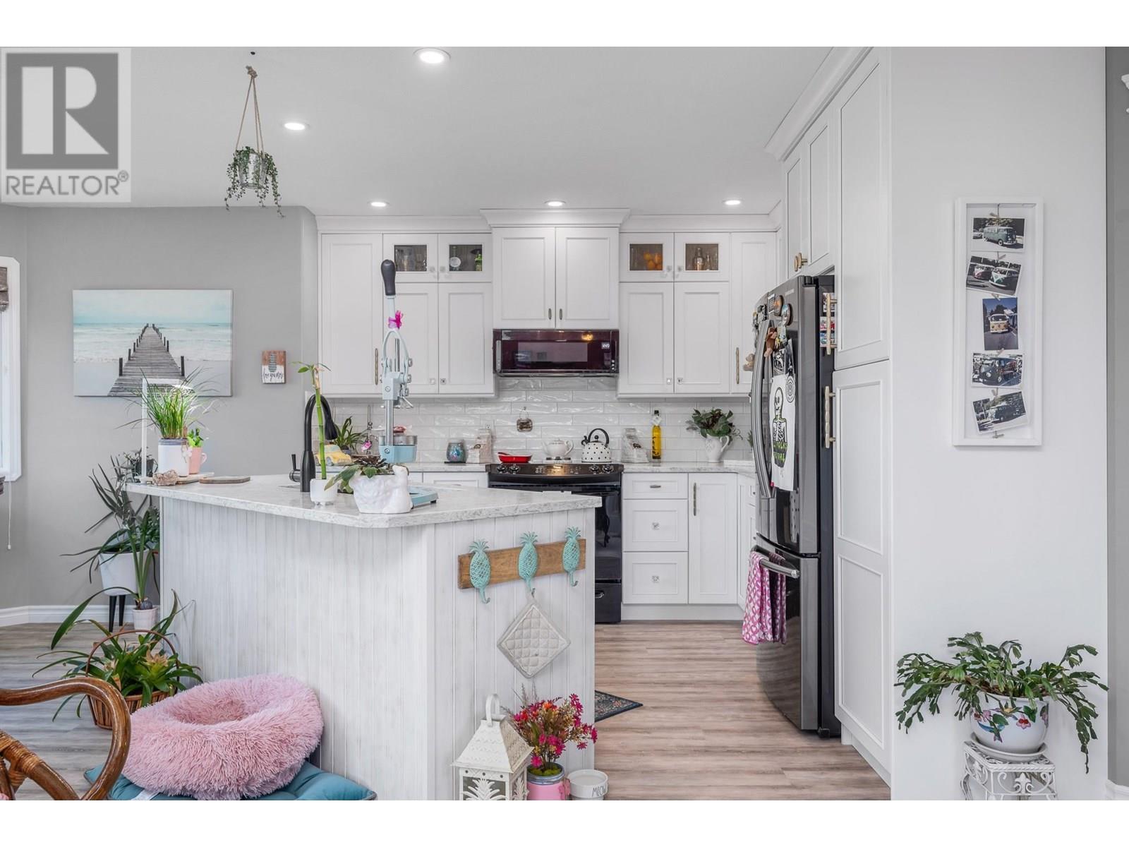 248 Scenic Drive, Coldstream, BC - Indoor Photo Showing Kitchen With Upgraded Kitchen