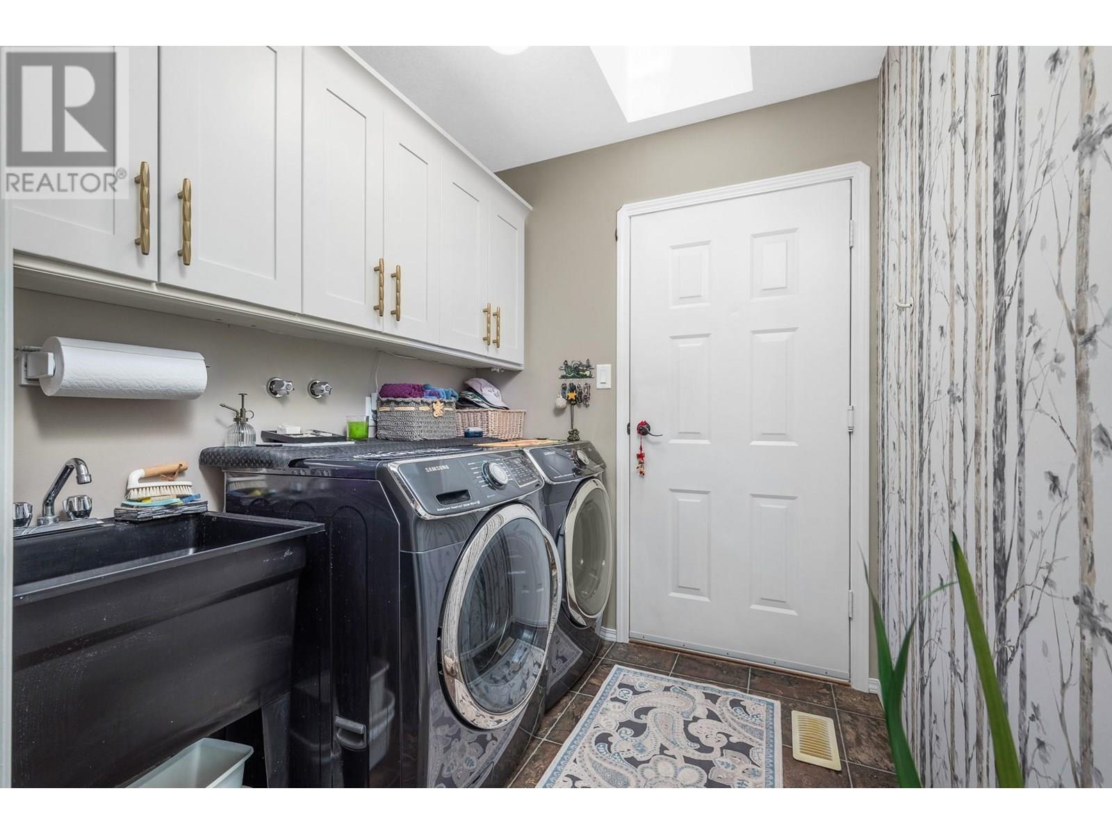 248 Scenic Drive, Coldstream, BC - Indoor Photo Showing Laundry Room