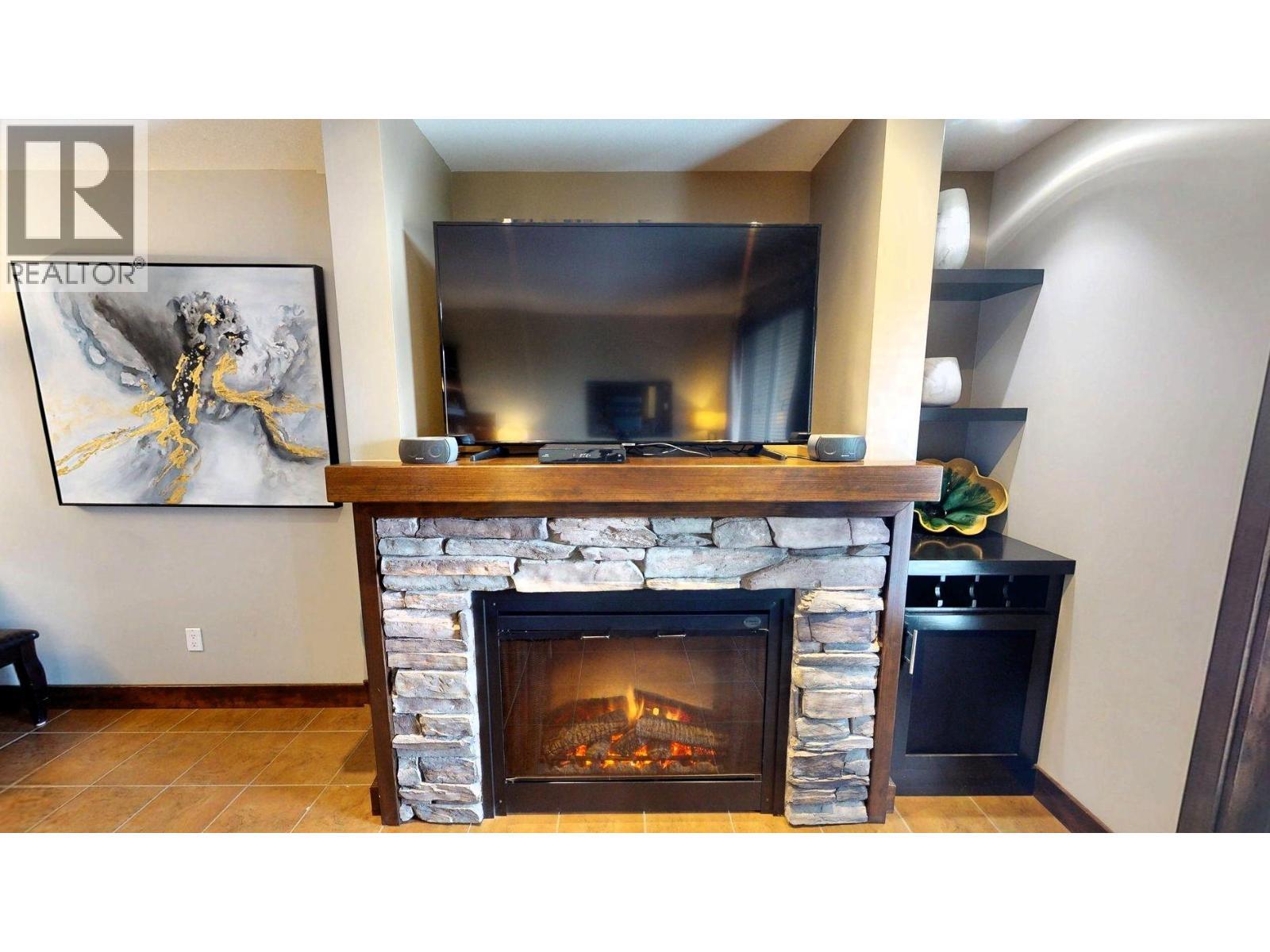 800 Bighorn Boulevard Unit# 825 E, Radium Hot Springs, BC - Indoor Photo Showing Living Room With Fireplace