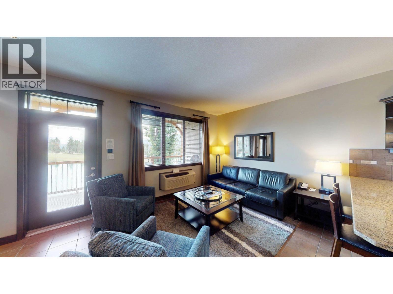 800 Bighorn Boulevard Unit# 825 E, Radium Hot Springs, BC - Indoor Photo Showing Living Room