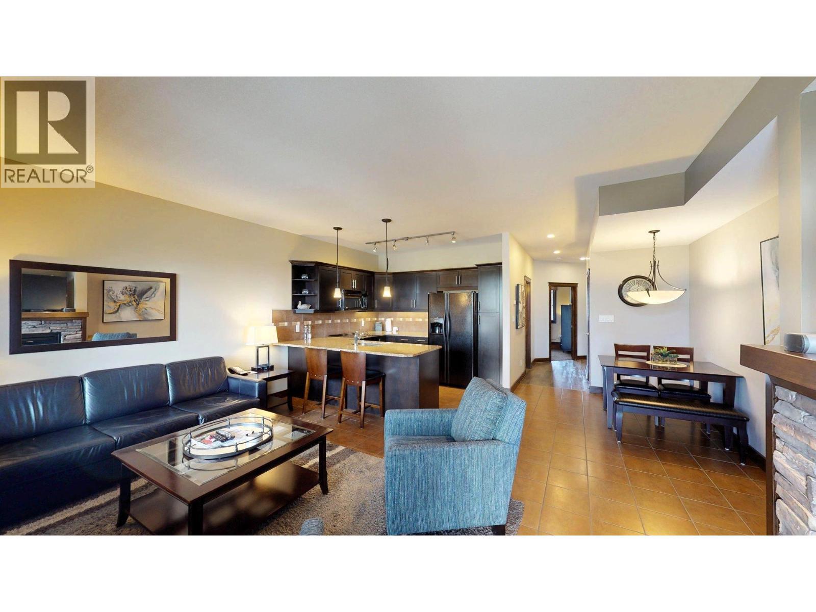 800 Bighorn Boulevard Unit# 825 E, Radium Hot Springs, BC - Indoor Photo Showing Living Room