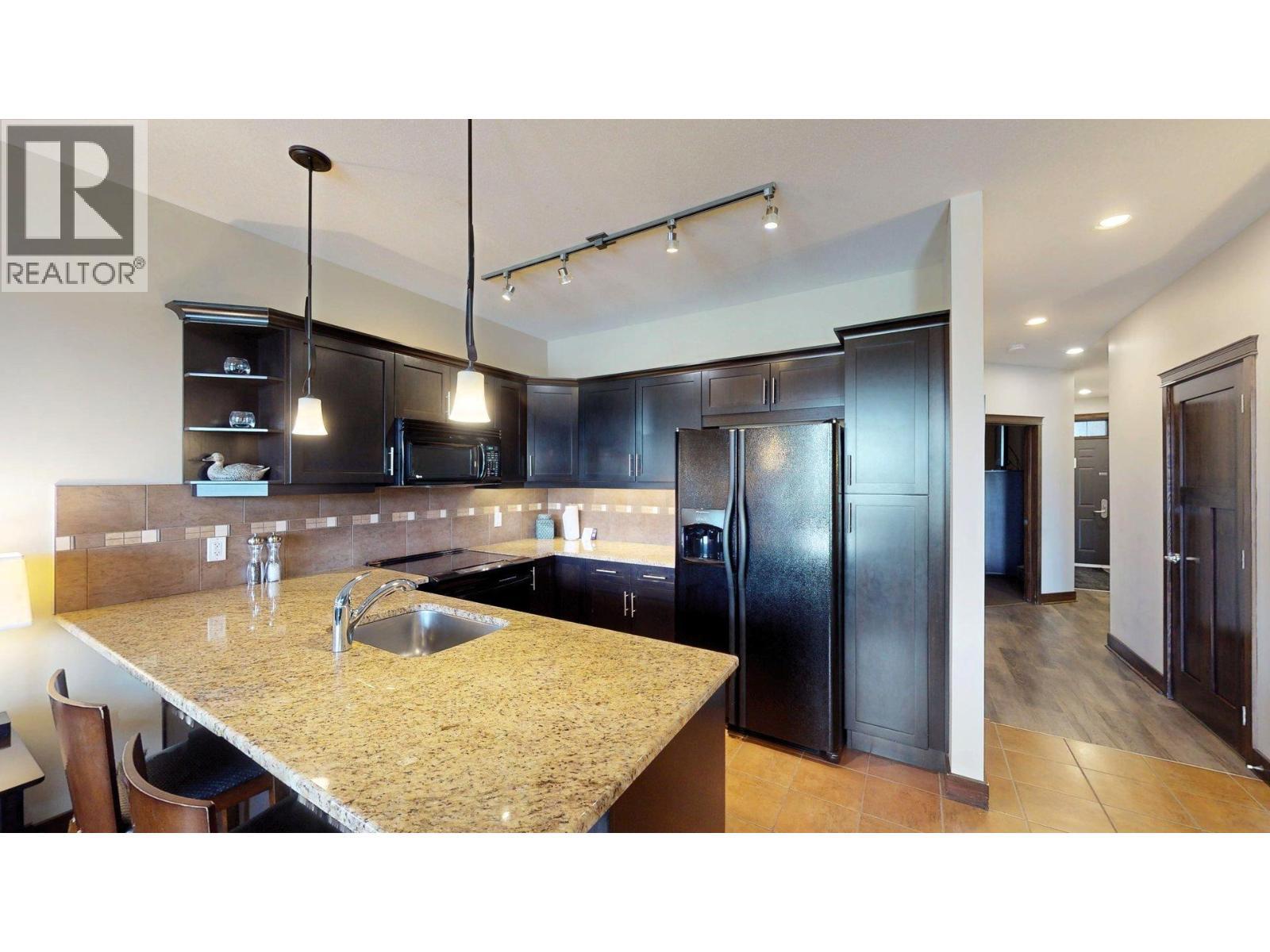 800 Bighorn Boulevard Unit# 825 E, Radium Hot Springs, BC - Indoor Photo Showing Kitchen With Upgraded Kitchen