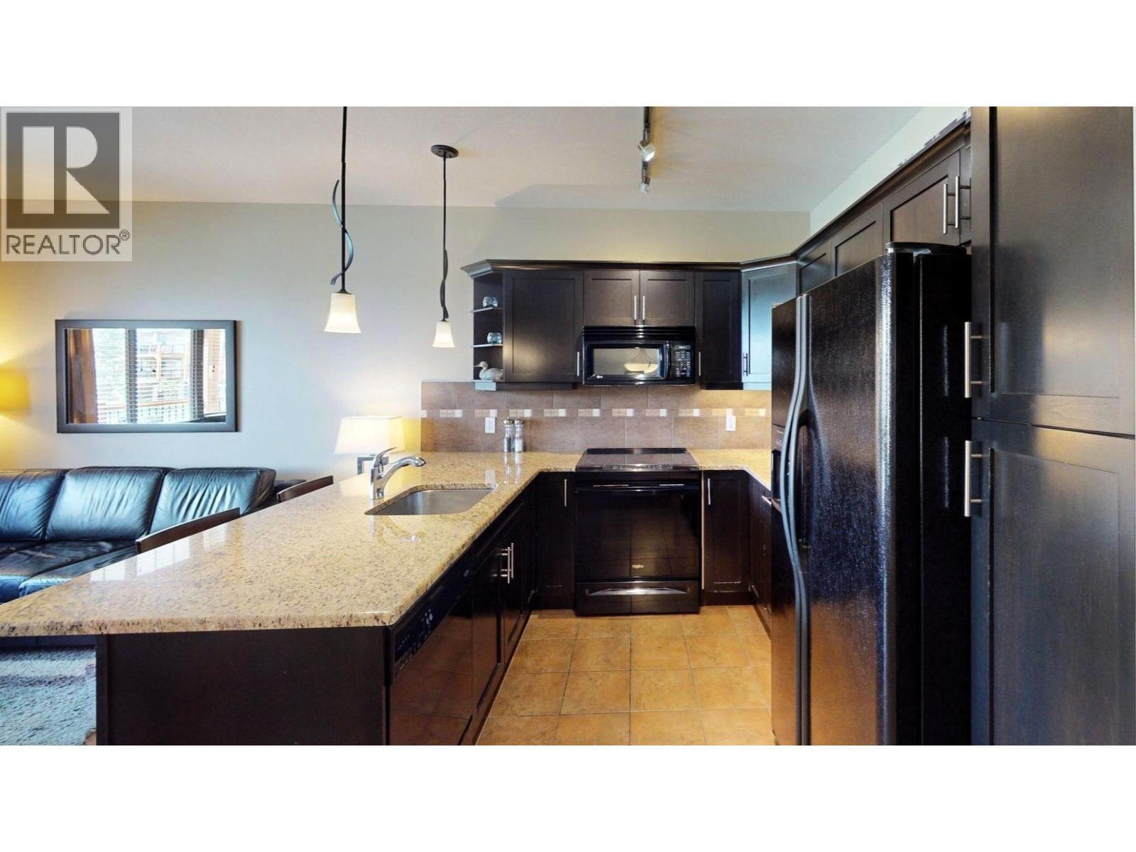 800 Bighorn Boulevard Unit# 825 E, Radium Hot Springs, BC - Indoor Photo Showing Kitchen