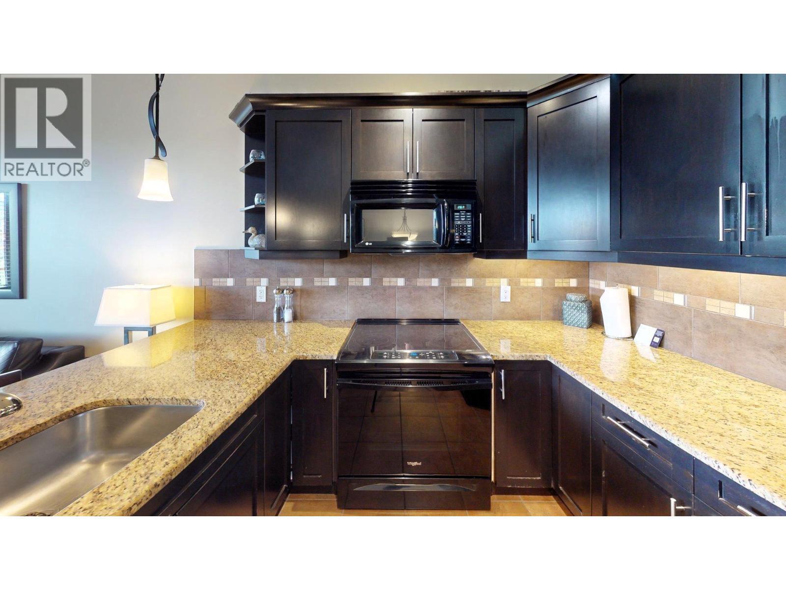 800 Bighorn Boulevard Unit# 825 E, Radium Hot Springs, BC - Indoor Photo Showing Kitchen
