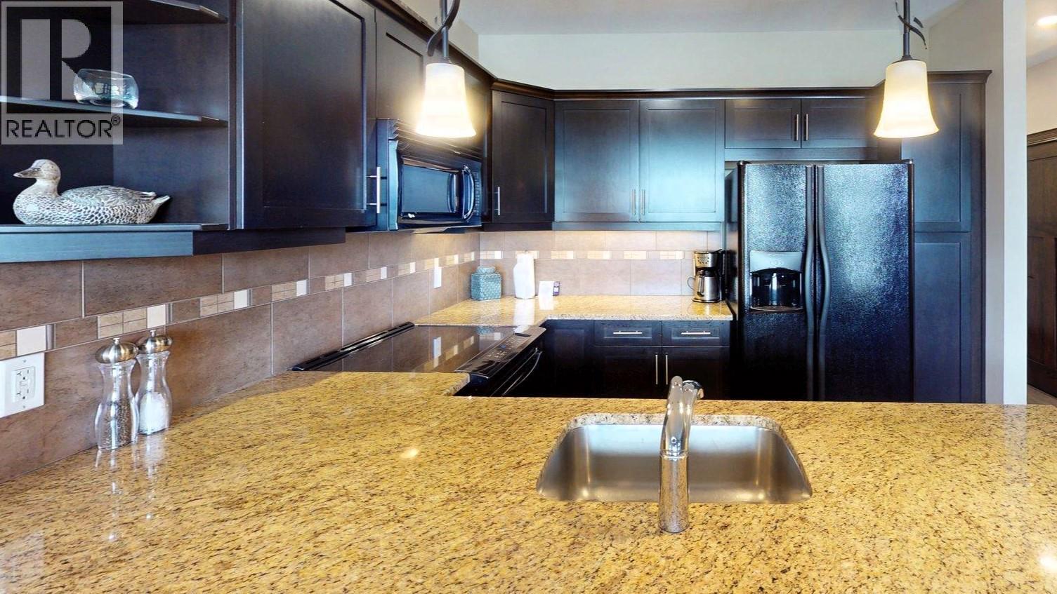 800 Bighorn Boulevard Unit# 825 E, Radium Hot Springs, BC - Indoor Photo Showing Kitchen With Double Sink